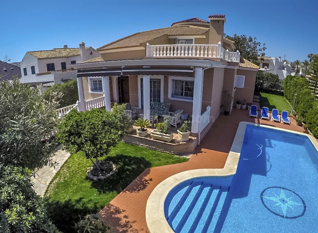 VILLA DE LUJO PLAYA DE LA MATA. URBANIZACION PRIVADA