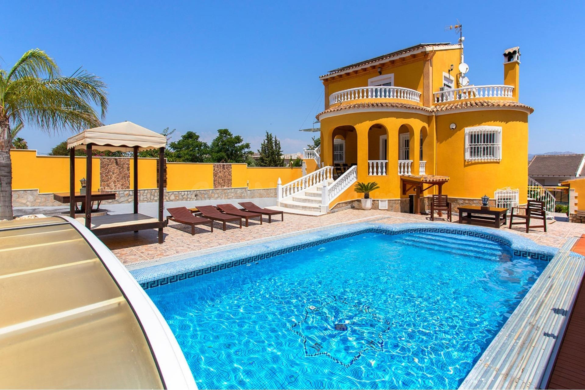 Exclusiva Villa con Dos Viviendas Independientes, Piscina Climatizada y Parcela de 890 m2 en Montepinar