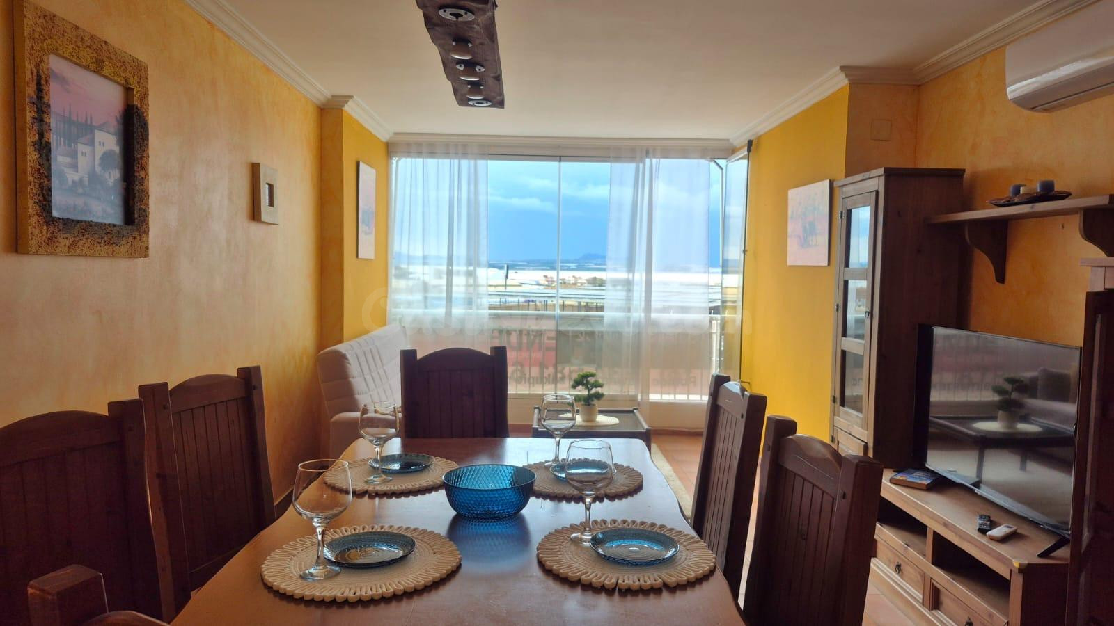 Apartamento reformado al lado de la playa con piscina
