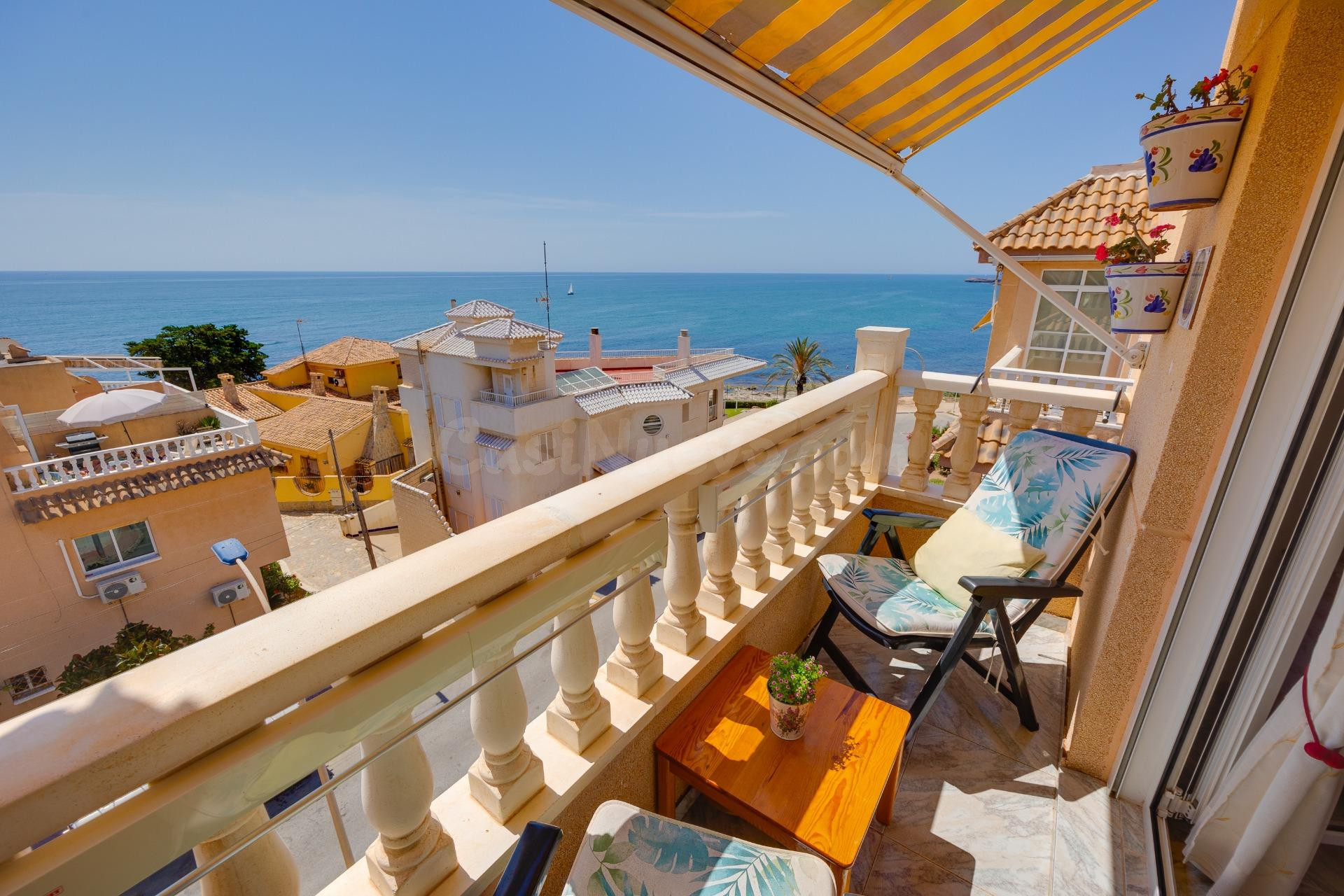ÁTICO  A PIE DE PLAYA CON VISTAS DESPEJADAS Y PISCINA COMUNITARIA JUNTO AL MAR