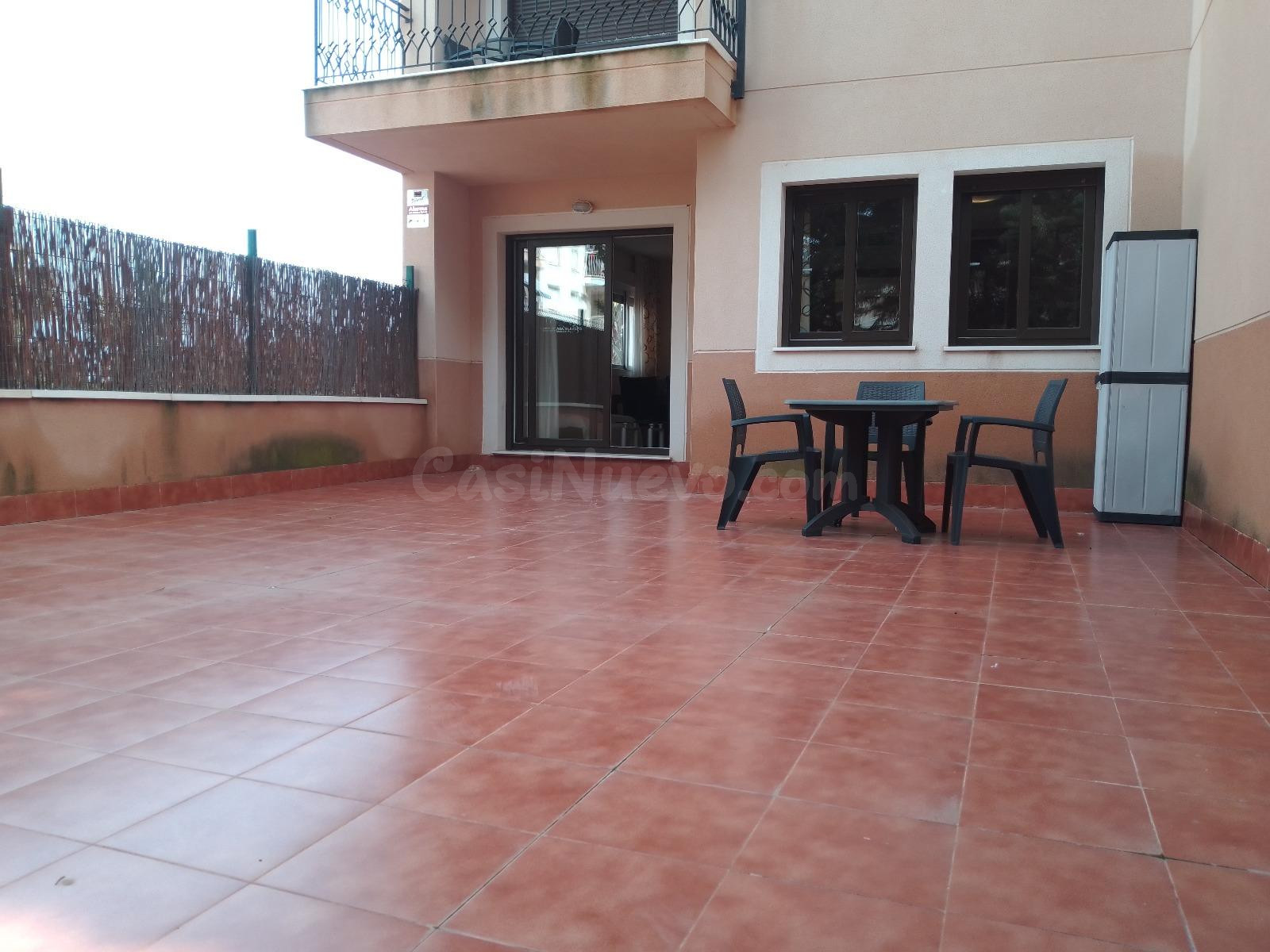 Planta baja con amplia terraza de 20m2 y jardín de 26m2 para inversión cerca de la playa en Águilas (Murcia)