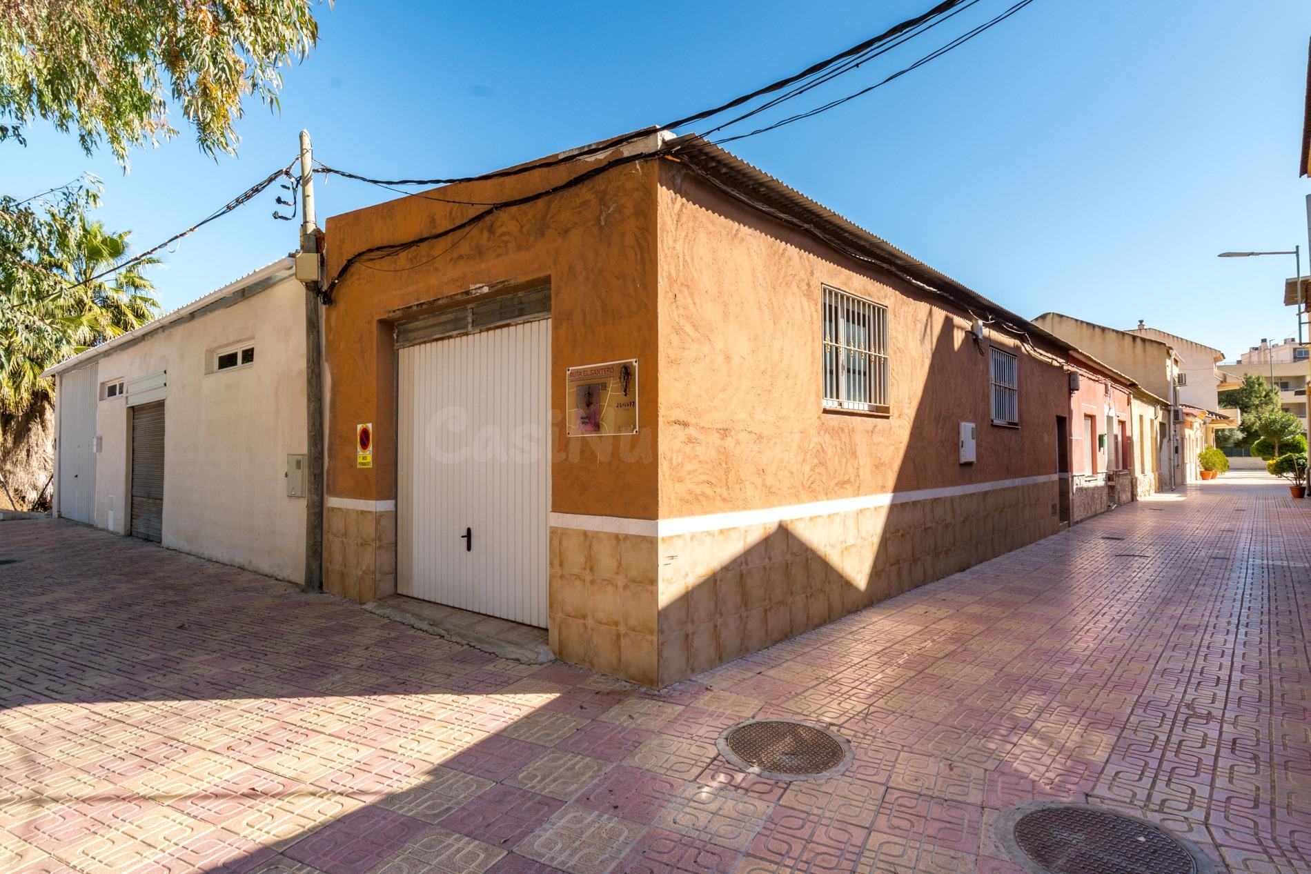 Casa de 271 m2 con solárium y gran garaje/almacén en el centro de Jacarilla