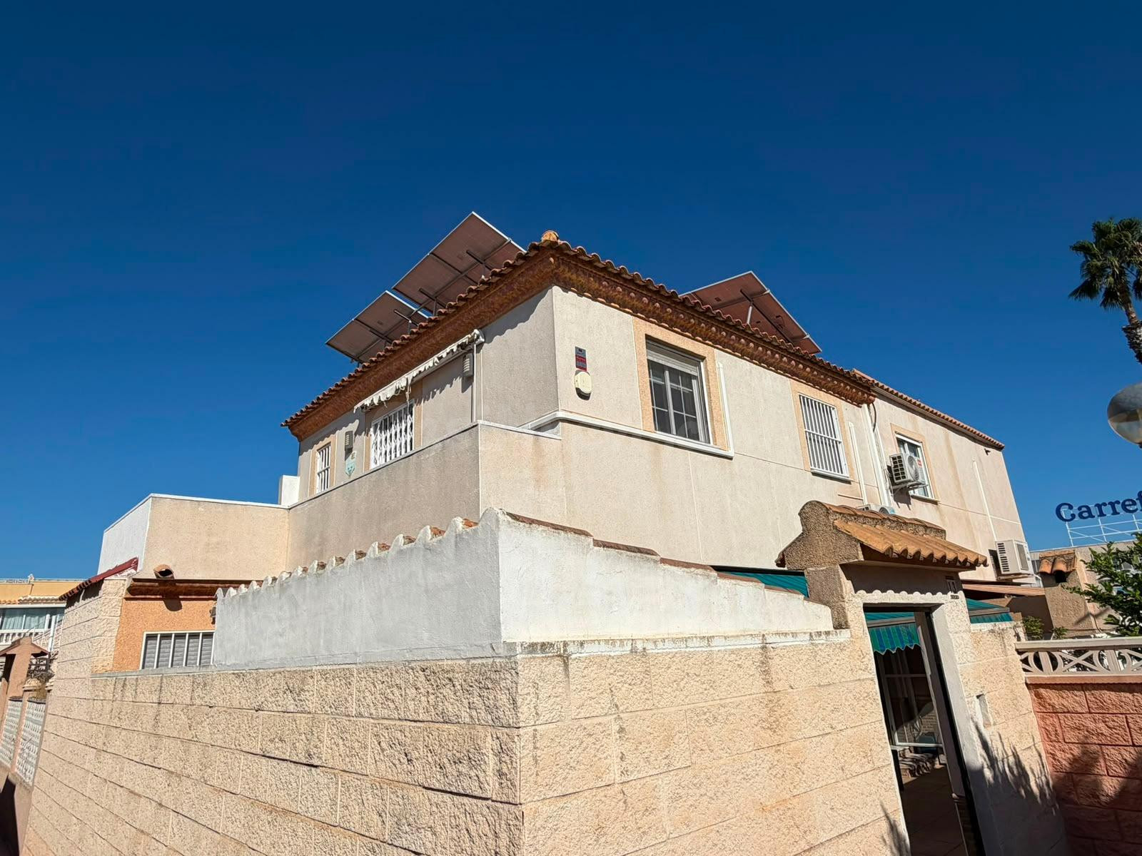 Chalet tipo Quad con placas solares, solárium y excelente ubicación en Residencial Aquapark – Torrevieja