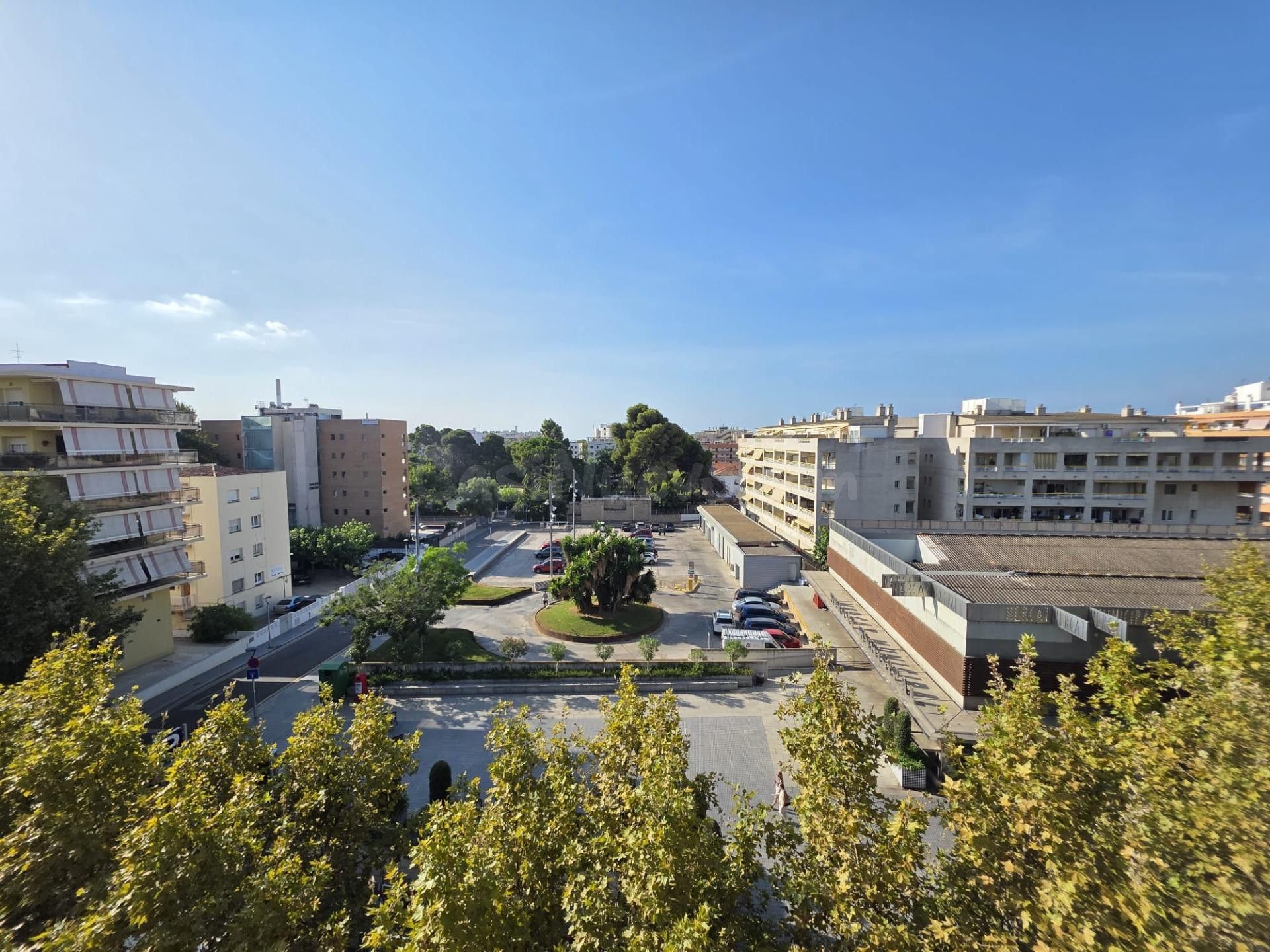 PISO DE TRES habitaciones EN ZONA CENTRO CON PLAZA DE PARKING Y TRASTERO