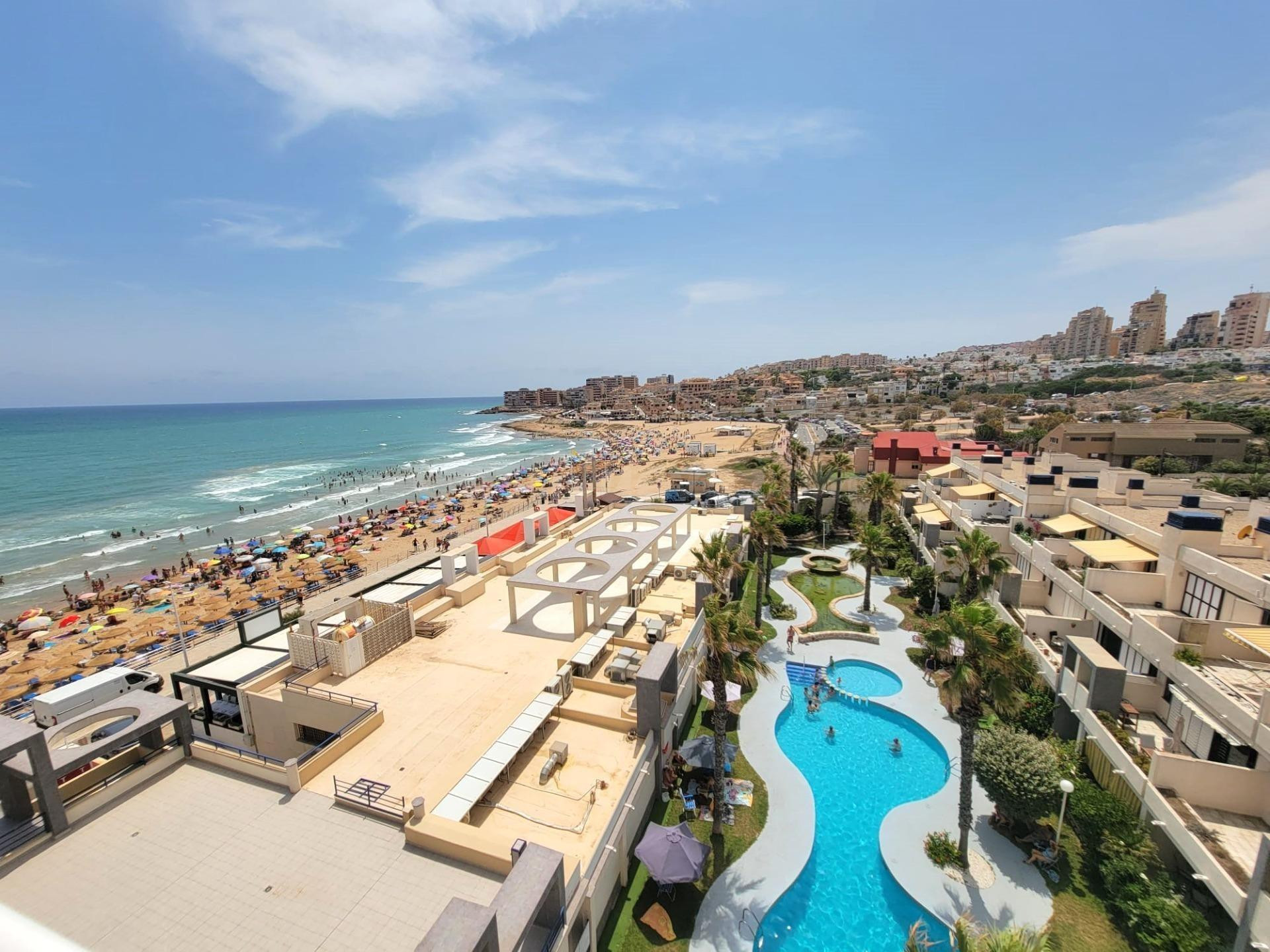 Ático con impresionantes vistas frontales al mar, en primera línea de la playa, 2 dormitorios, 2 baños, plaza de garaje, piscina y jardines, en La Mata