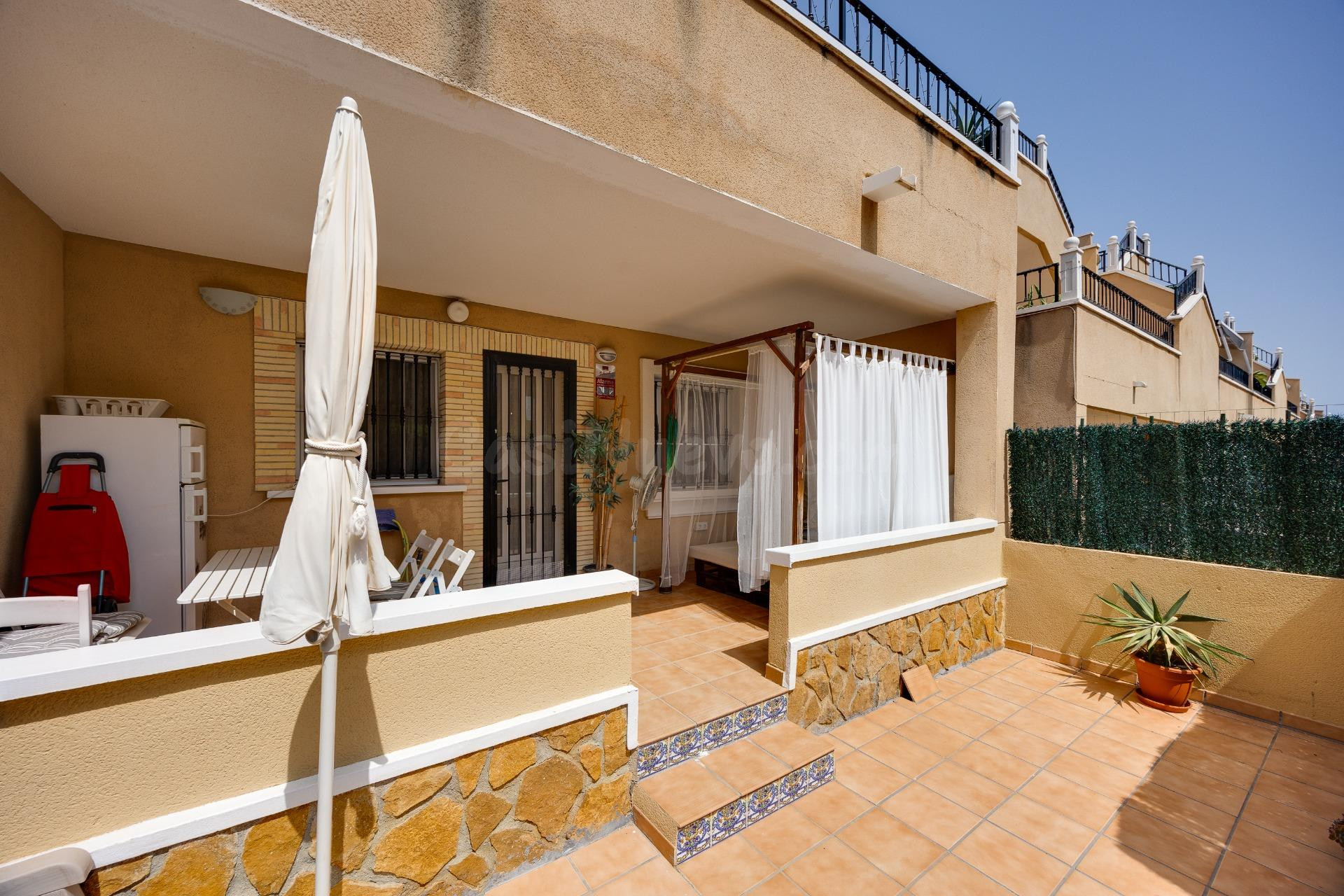 Bungalow de dos dormitorios y piscina comunitaria en Orihuela Costa