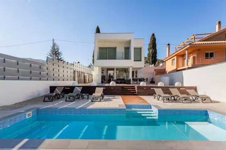 Moderna casa independiente con licencia turística, en la Urbanización Las Américas, Canyelles