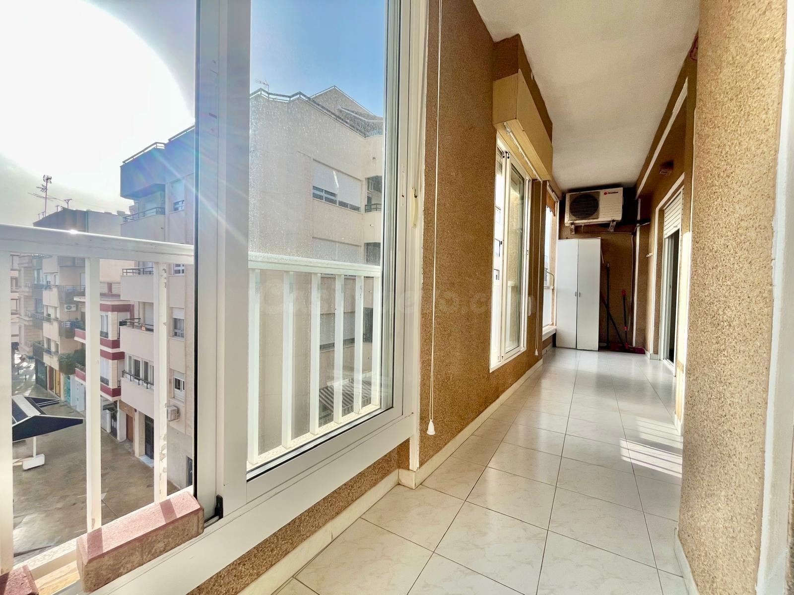 AMPLIO APARTAMENTO DE 106 M2 CON GRAN TERRAZA EN PLENO CENTRO DE TORREVIEJA, JUNTO A PLAZA MIGUEL HERNÁNDEZ