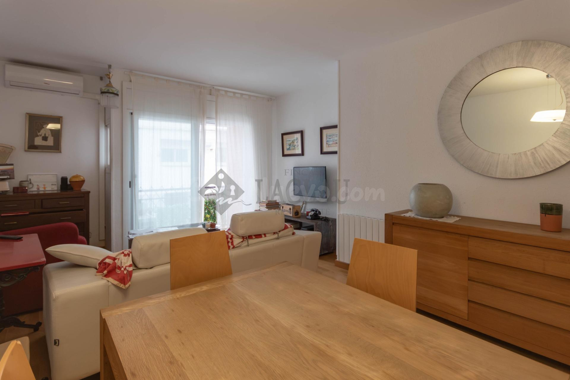 en venta, planta baja con balcón,dos dormitorios y patio en la parte trasera, centro