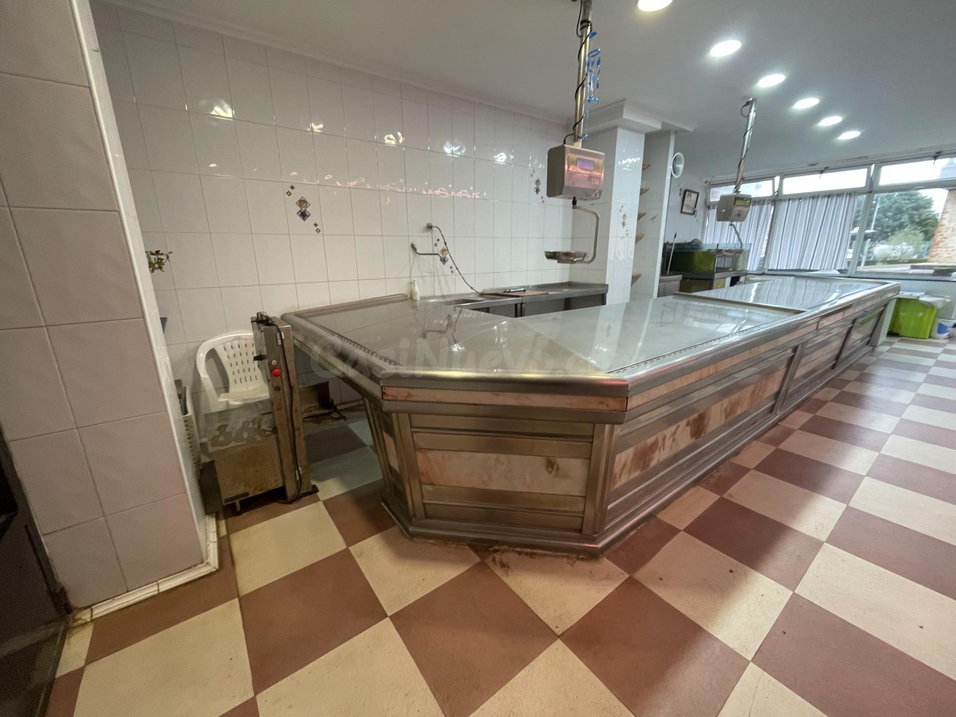 Venta local comercial equipado para pescadería + Furgón isotermo Mercedes