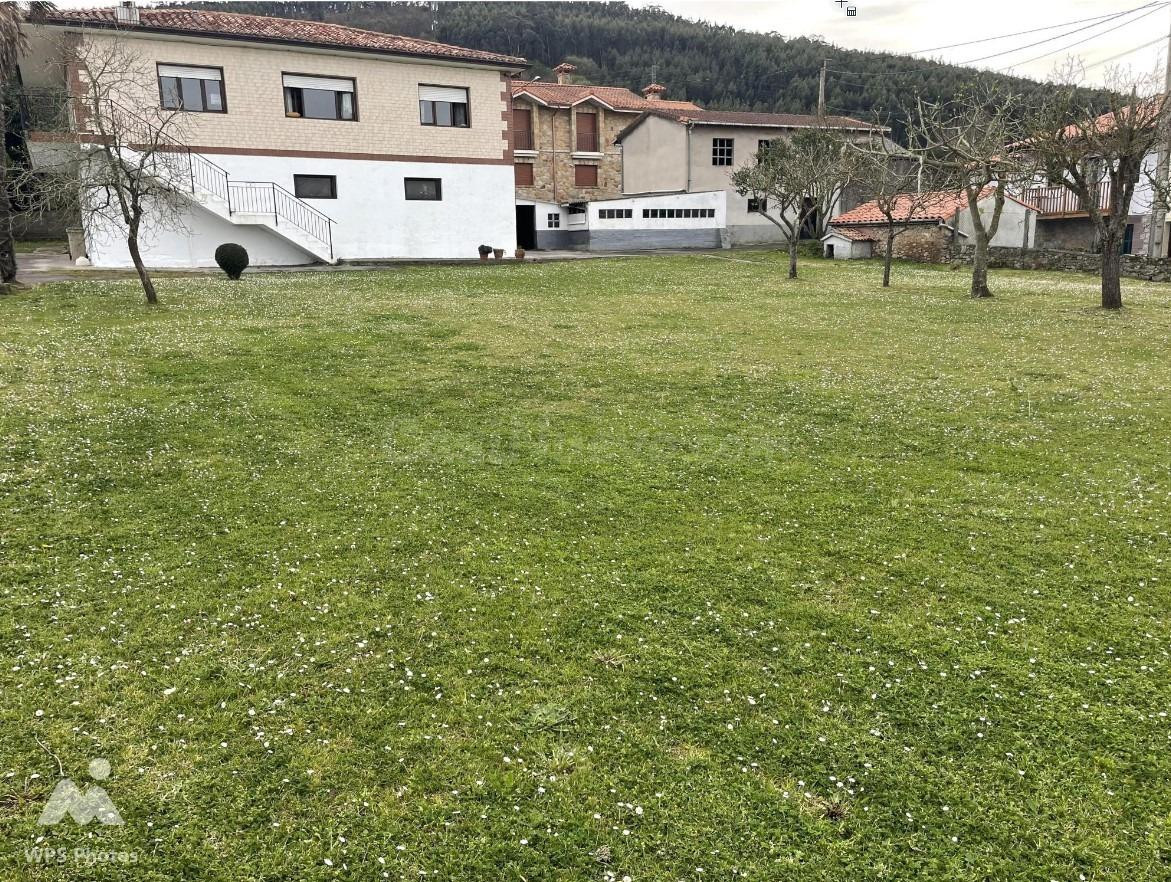 CASA EN ARNUERO  CON VARIOS EDIFICIOS ANEXOS