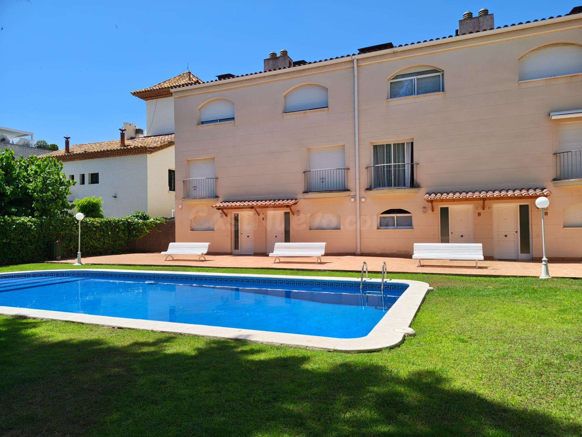Alquiler vacacional mes de julio, agosto o septiembre en Sitges, 3 dormitorios, parking y piscina.