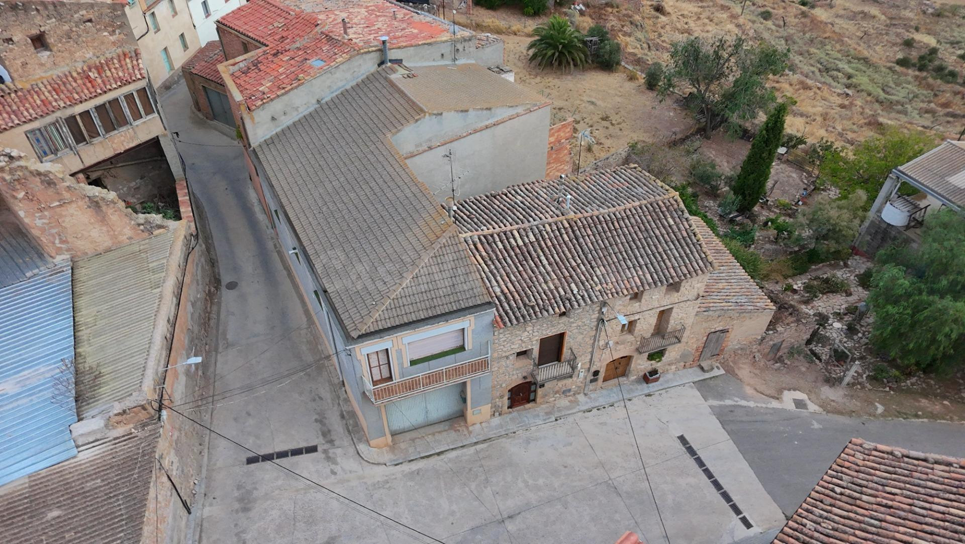 Amplia casa esquinera con vivienda, gran garaje-almacén, patio, terraza y altillo de almacén, situada en Granyena de les Garrigues.