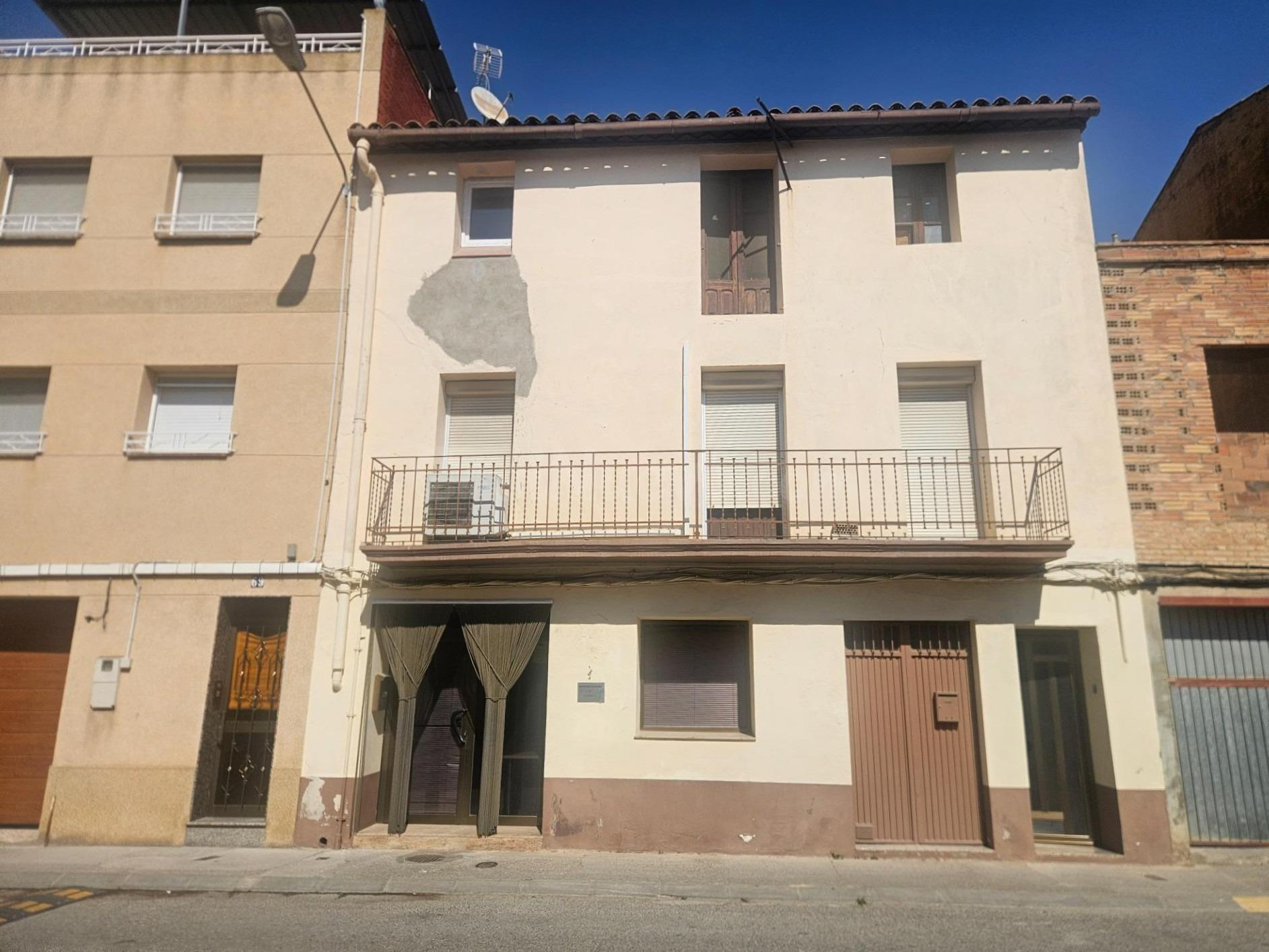 Gran casa de 460 m2 con garaje, oficina y dos accesos en Rosselló