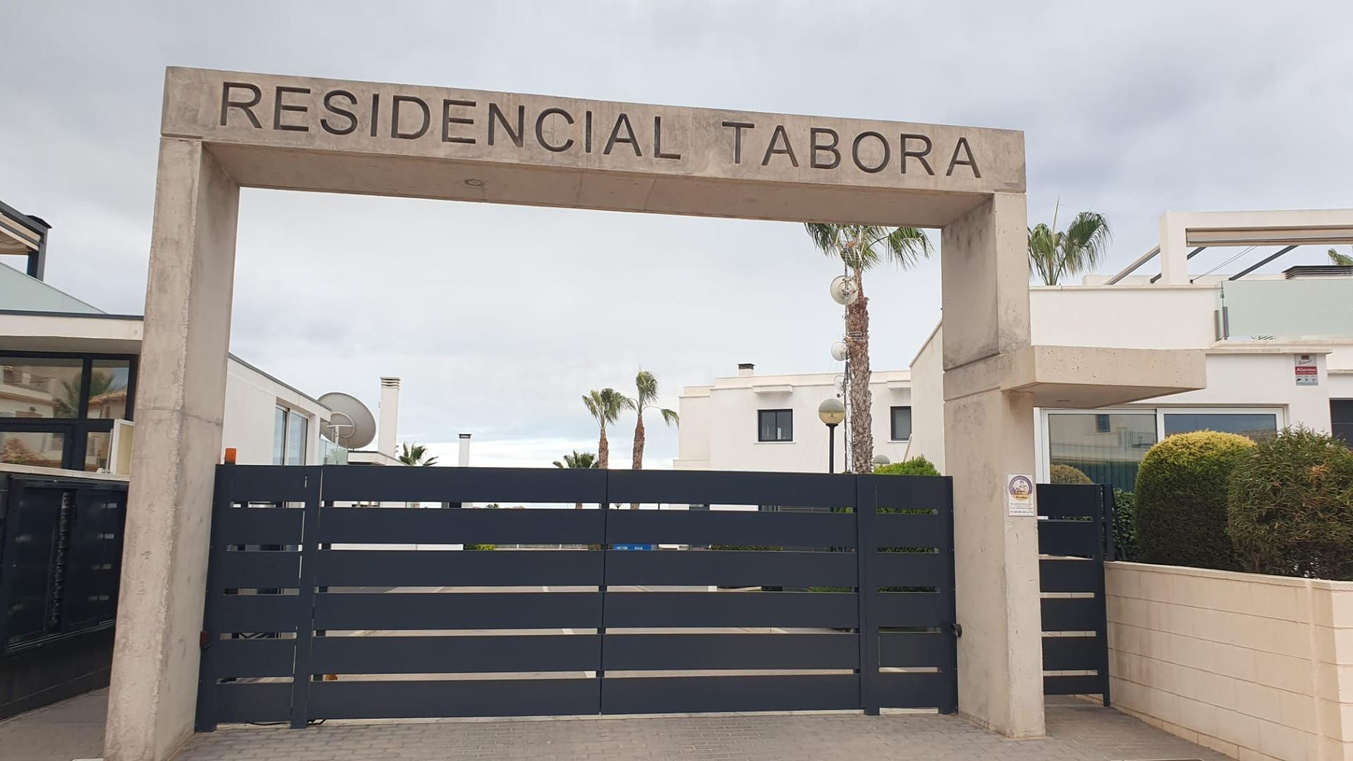 PRECIOSO Y LUJOSO QUAD CON PISCINA COMUNITARIA Y GARAJE PRIVADO