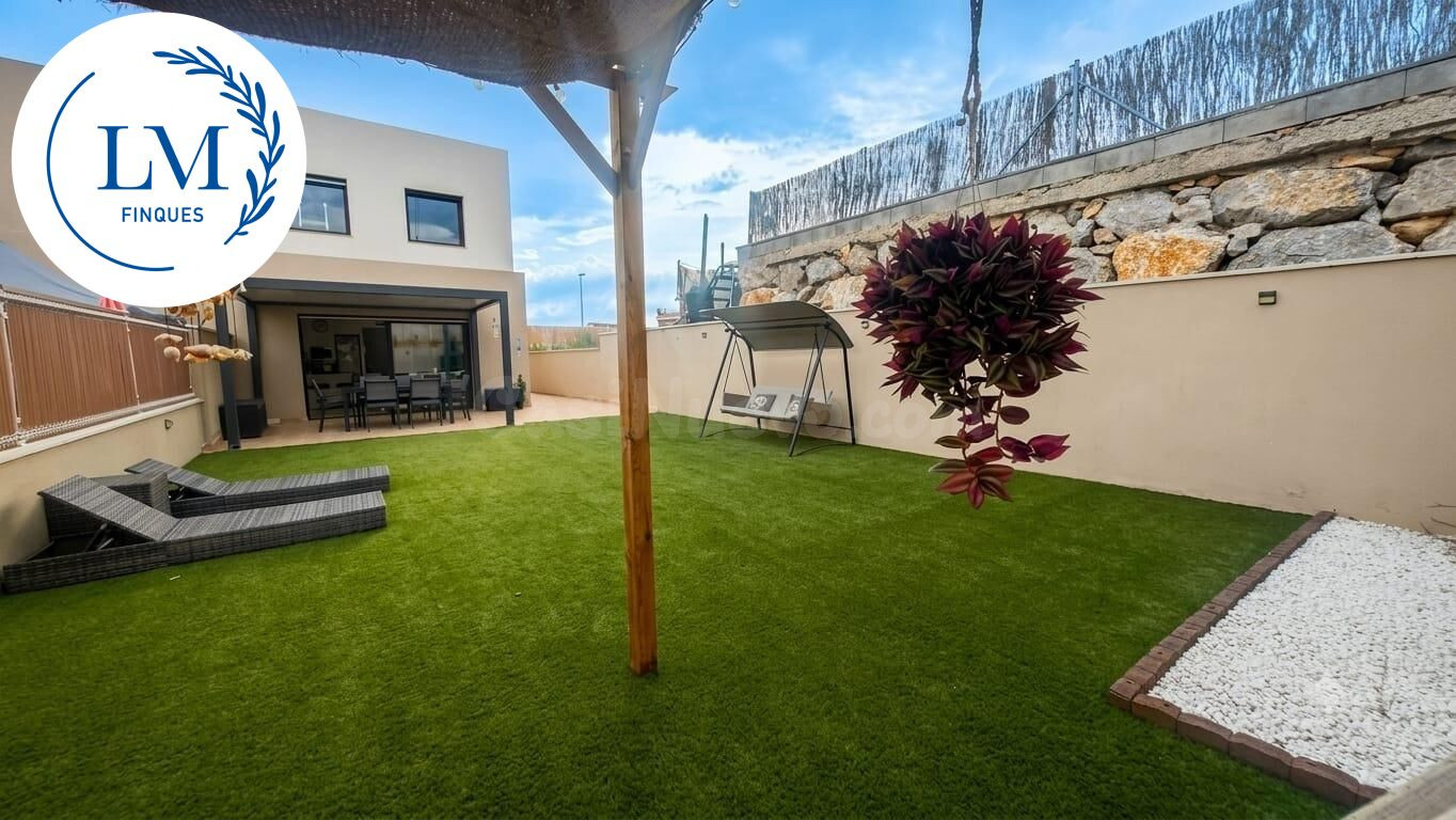 Espectacular casa a tres vientos de obra nueva (2024) con gran jardín y chill-out en La Collada