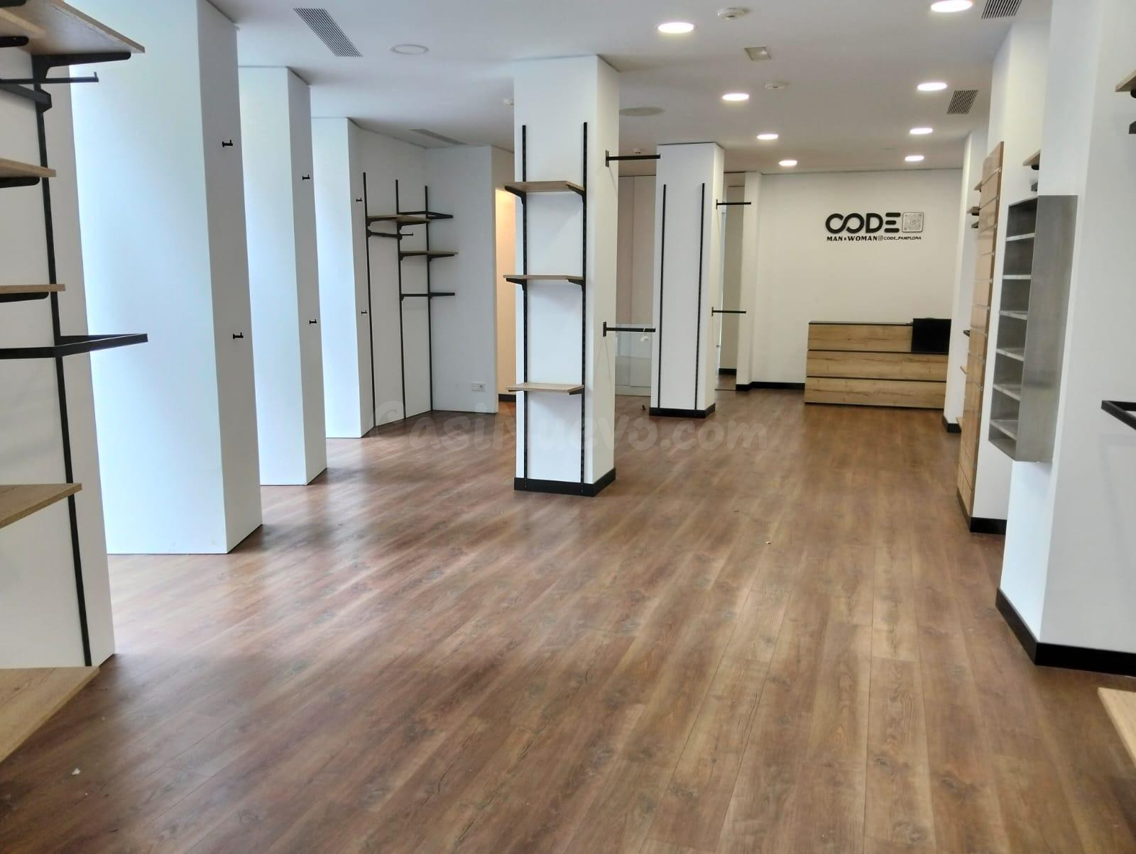 Se alquila local en calle Estella, al lado del corte Inglés, plaza Vínculo