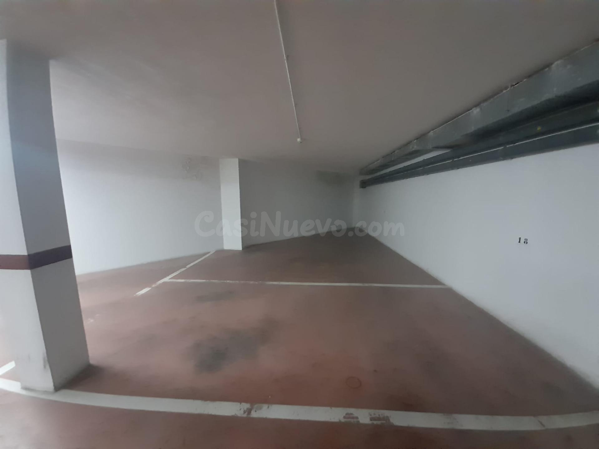 Alquiler de plaza de aparcamiento con montacargas en Menéndez Pelayo de Santander.