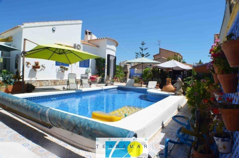MAGNIFICA VILLA, GRAN OPORTUNIDAD DE VIVIR EN UN CHALET INDEPENDIENTE CON PISCINA PROPIA