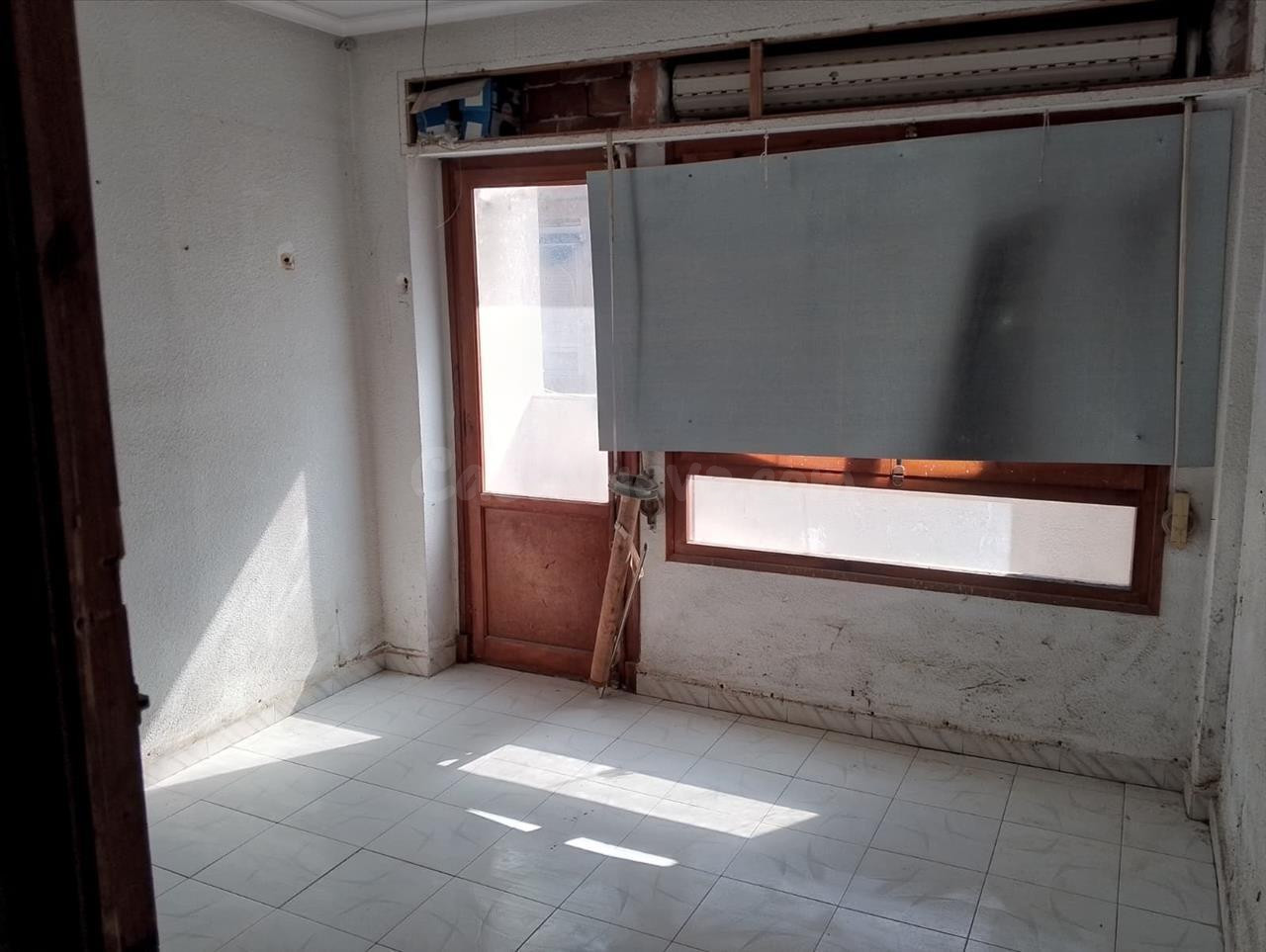 Oportunidad de inversión en edificio SIN ASCENSOR con gran potencial en Elda