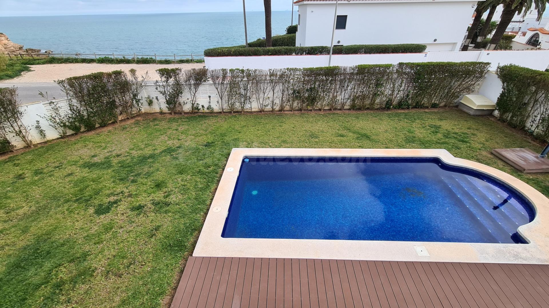 Chalet adosado en esquina con piscina y jardín privado frente a Cala el Pastor y vistas al mar