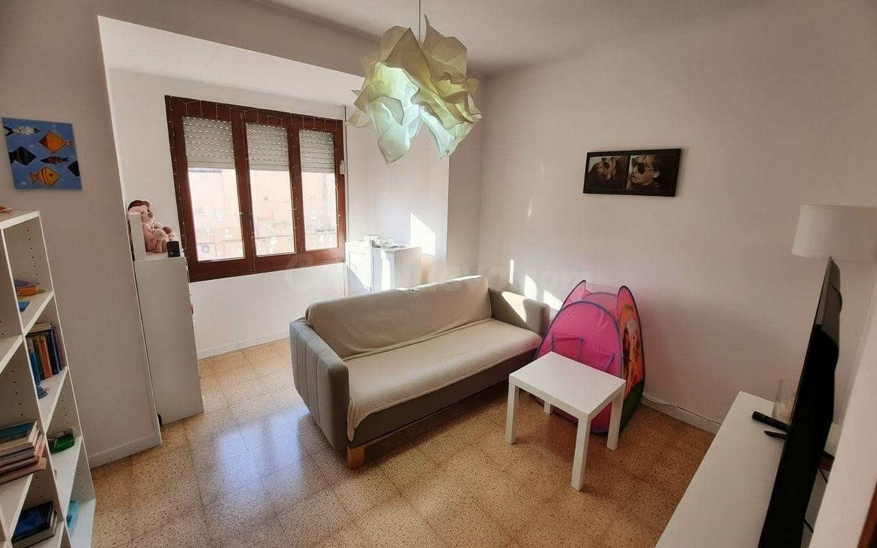 Excelente oportunidad de adquirir piso y almacén en zona muy tranquila de la población
