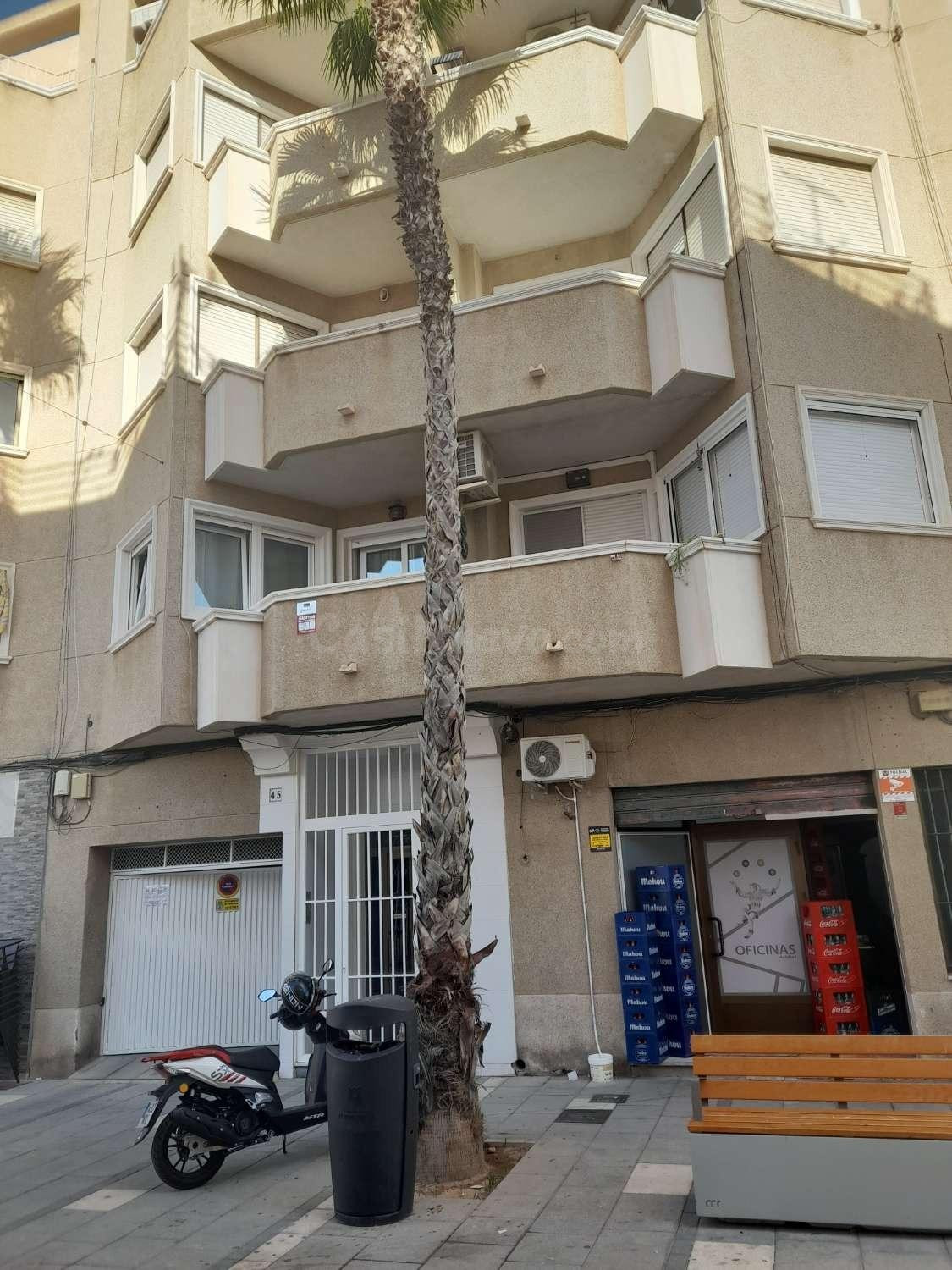 FABULOSO APARTAMENTO EN PLENO CENTRO DE TORREVIEJA A UNOS PASOS DEL PASEO MARITIMO