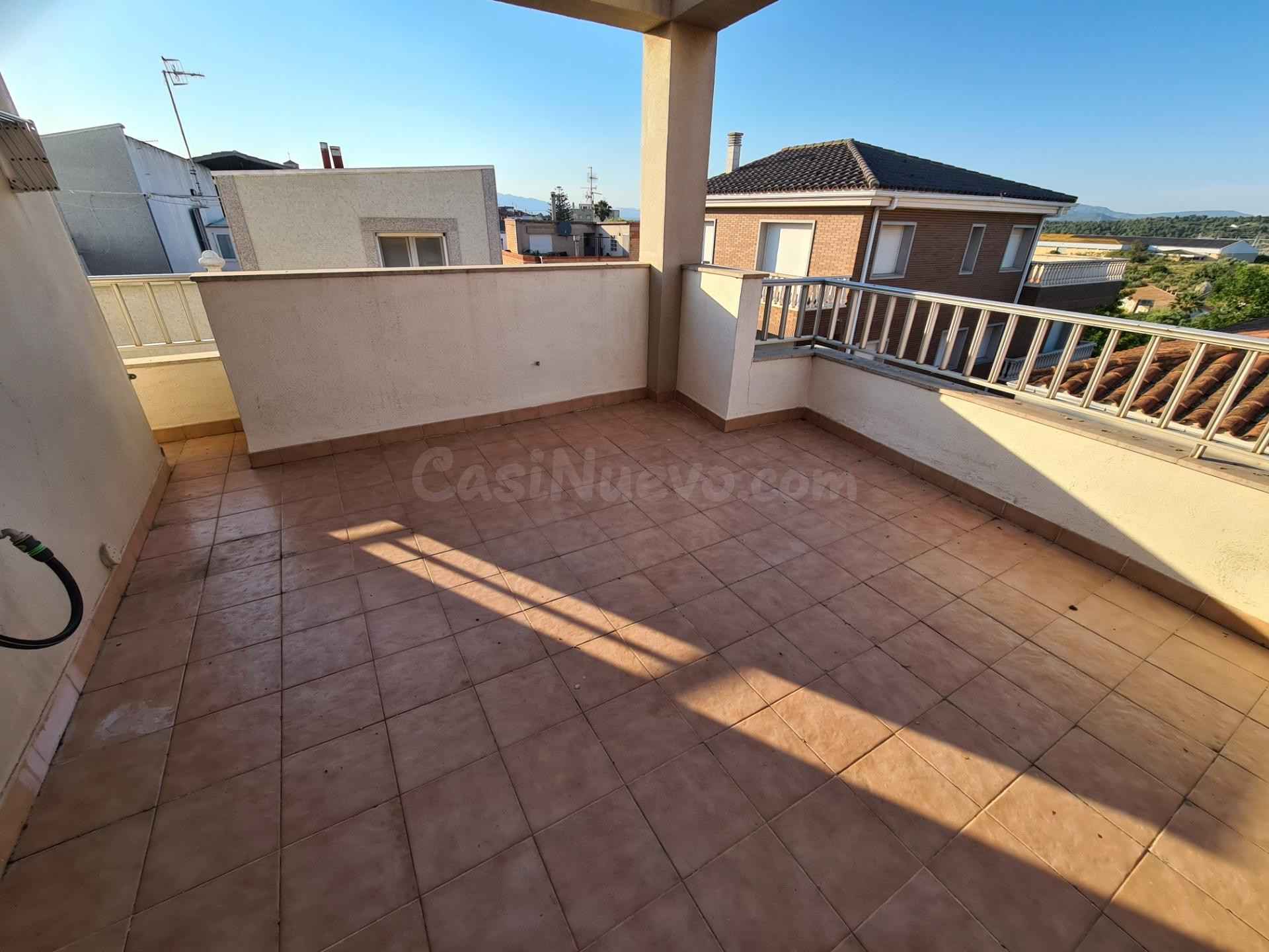 Vivienda unifamiliar de 290 m2 con 5 dormitorios y almacén para 2 coches.