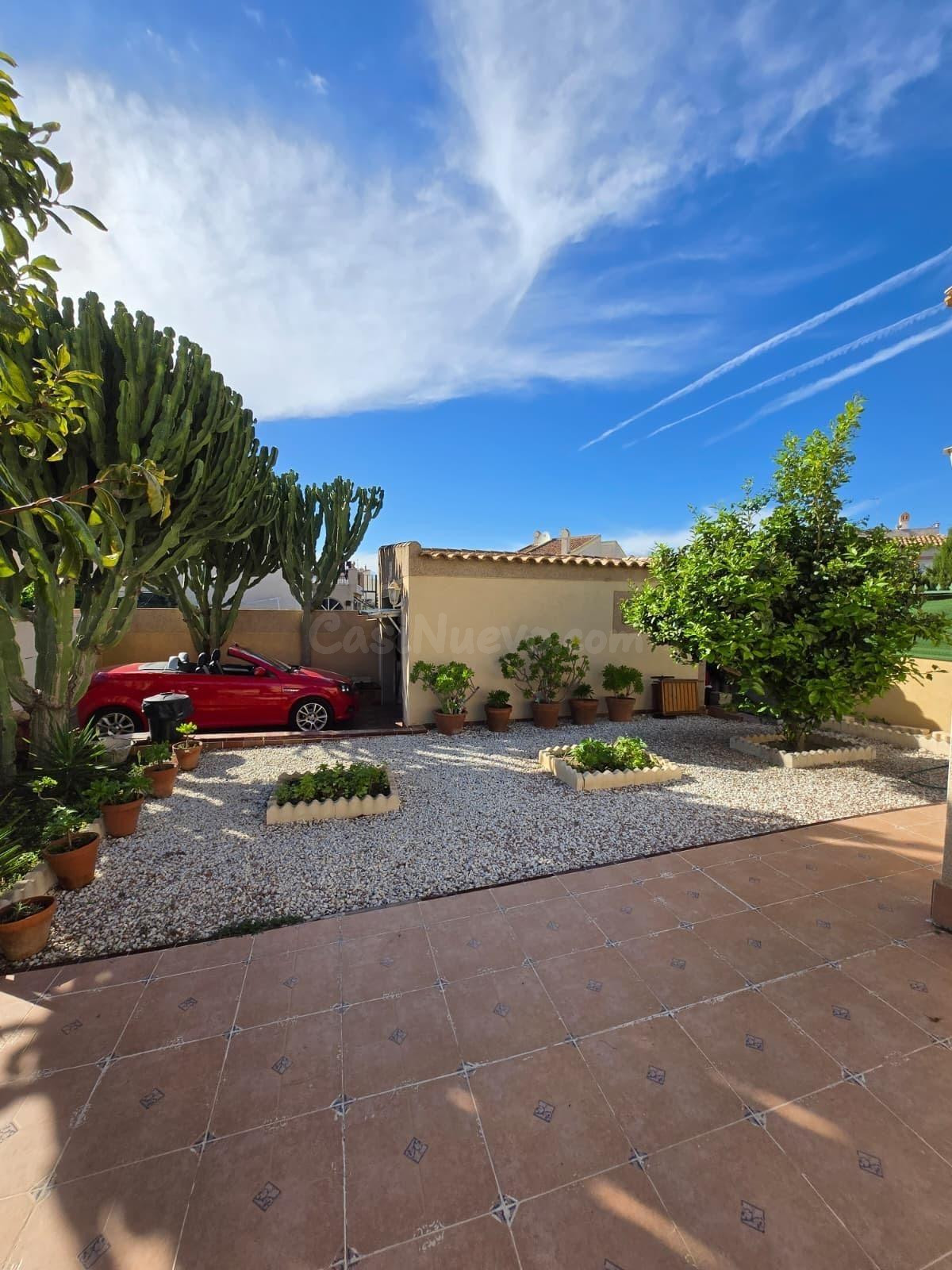 CHALET ADOSADO  CON GRAN PARCELA, IDEAL PARA FAMILIAS Y RESIDENCIA HABITUAL