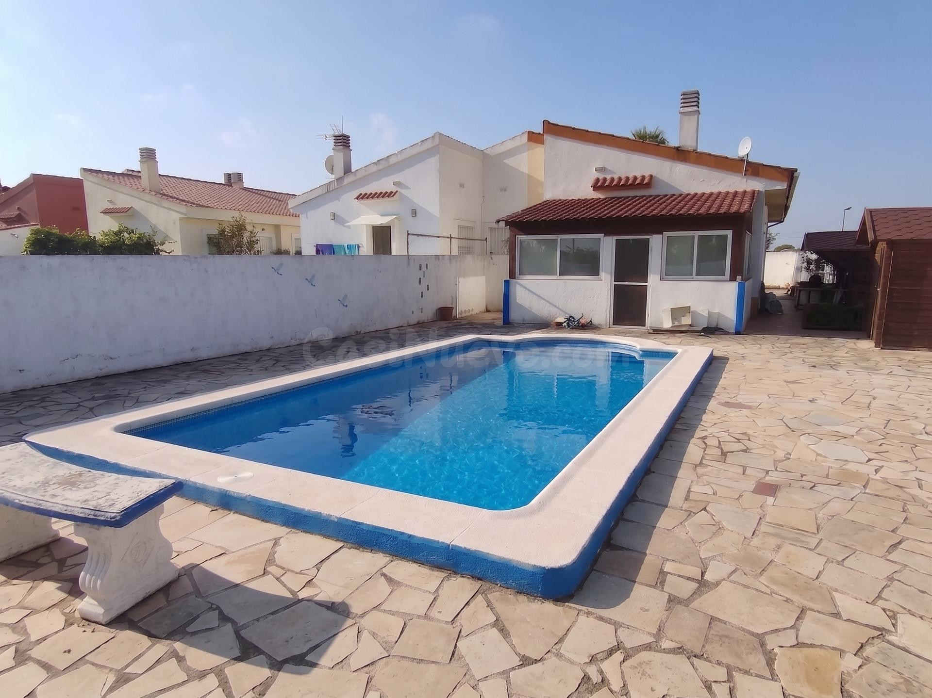 Encantador chalet pareado en una sola planta con jardín privado, piscina y chimenea