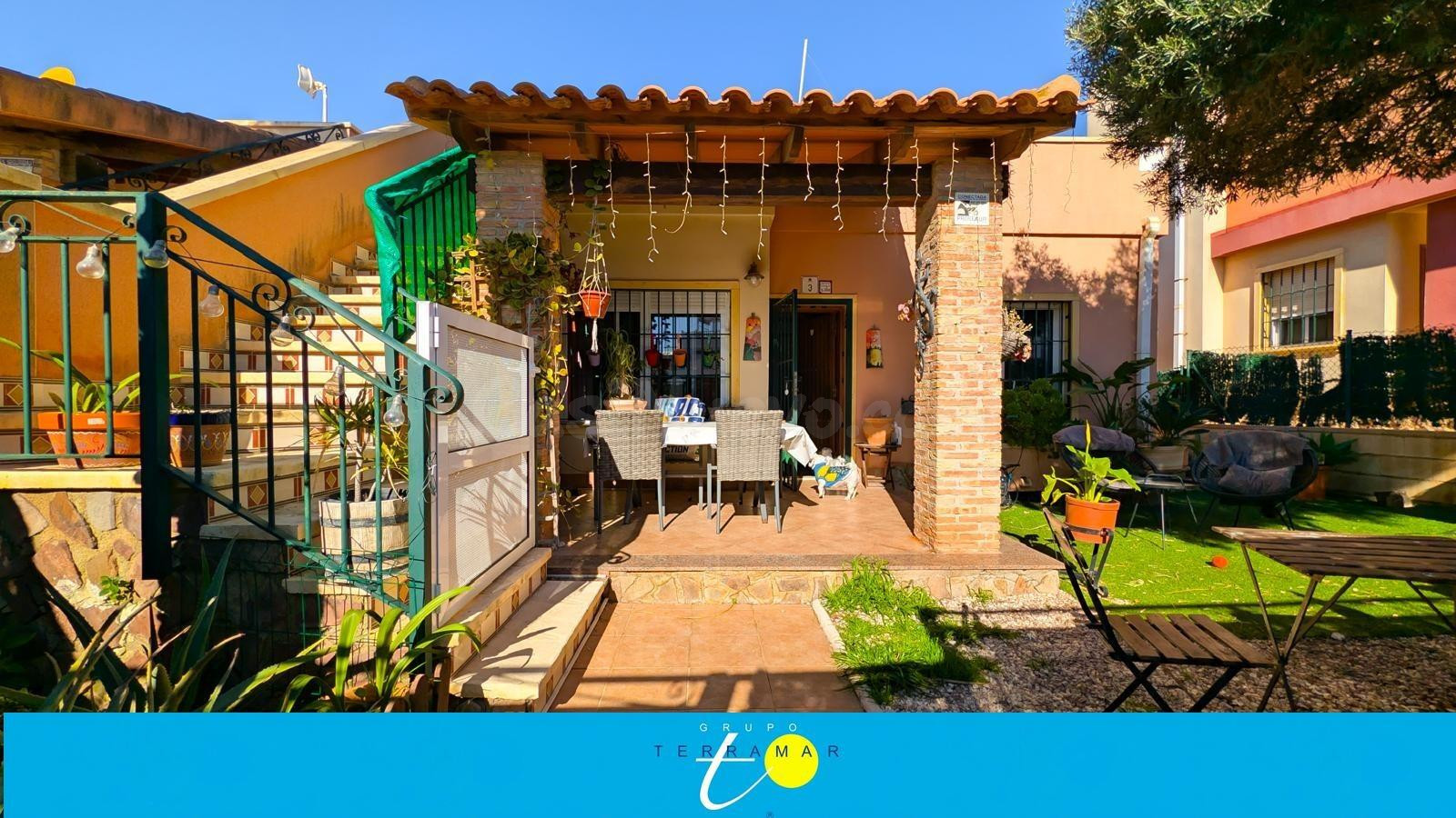 MAGNIFICO ADOSADO CON PISCINA COMUNITARIA, IDONEO PARA FAMILIAS