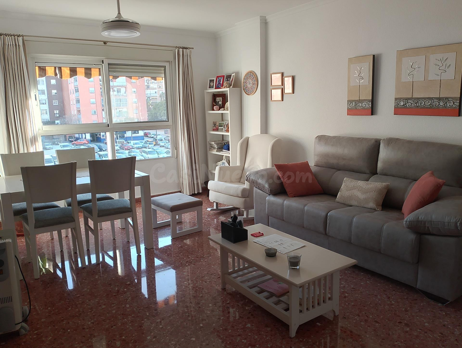 Se alquila habitación en piso en Calle Meliana, barrio Torrefiel de Valencia.