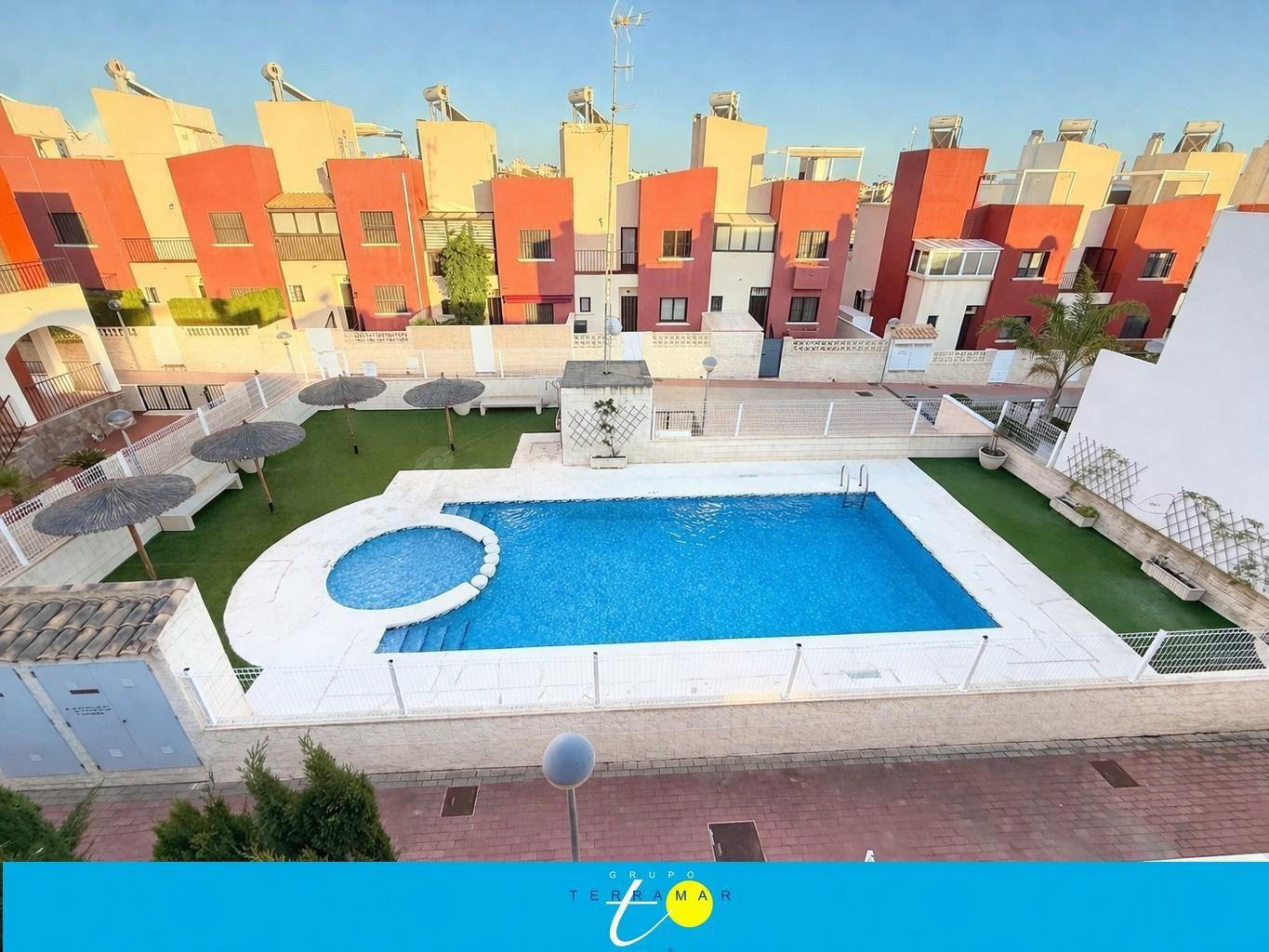PRECIOSO Y MODERNO CHALET ADOSADO TOTALMENTE REFORMADO Y CON PISCINA COMUNITARIA