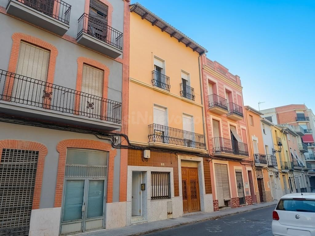 Oportunidad en el corazón de Carcaixent: piso reformado a estrenar con terraza.
