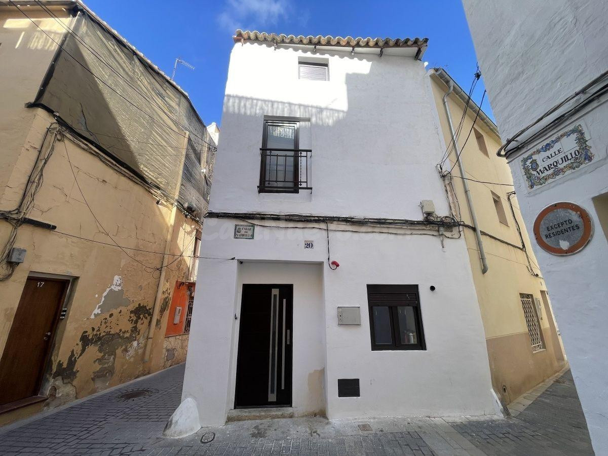 Oportunidad en el Centro de de Requena! Casa de Pueblo Totalmente Reformada