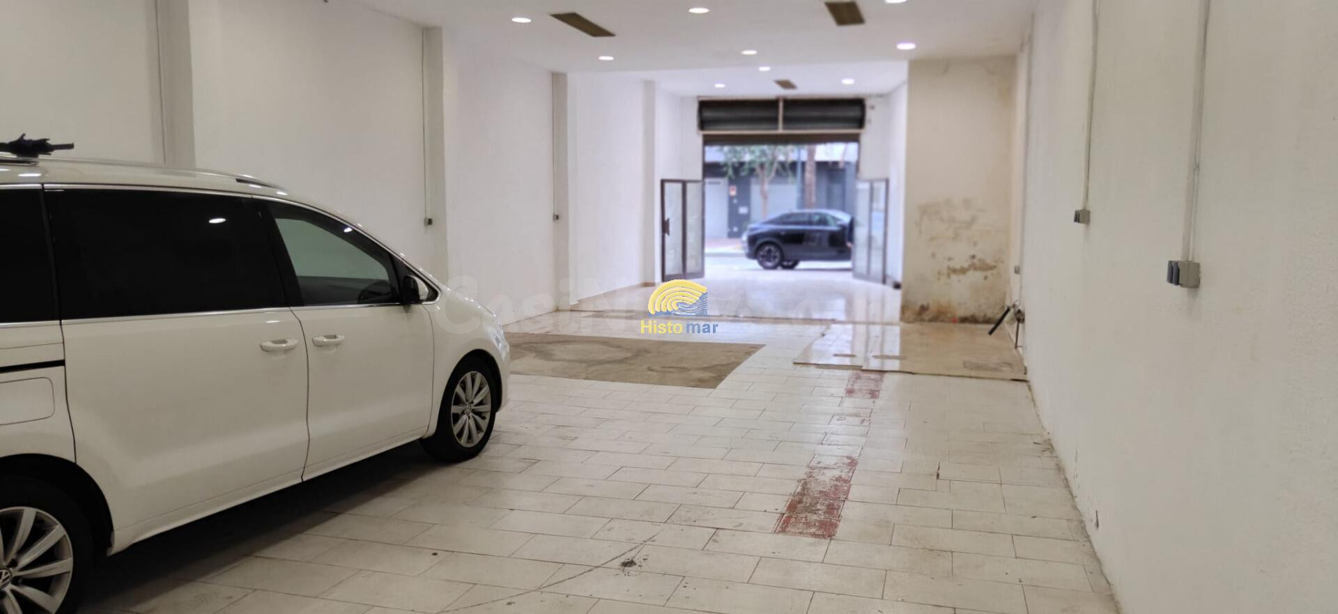 Amplio Local Comercial en Avenida País Valencia - Oportunidad Única