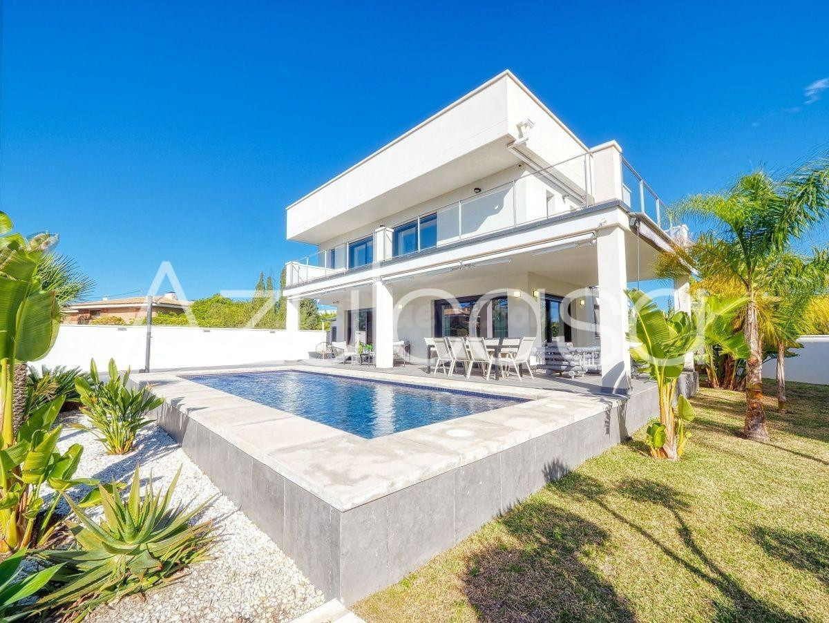 Exclusivo Chalet en venta de 5 dormitorios con 5 baños en La Font, San Juan de Alicante