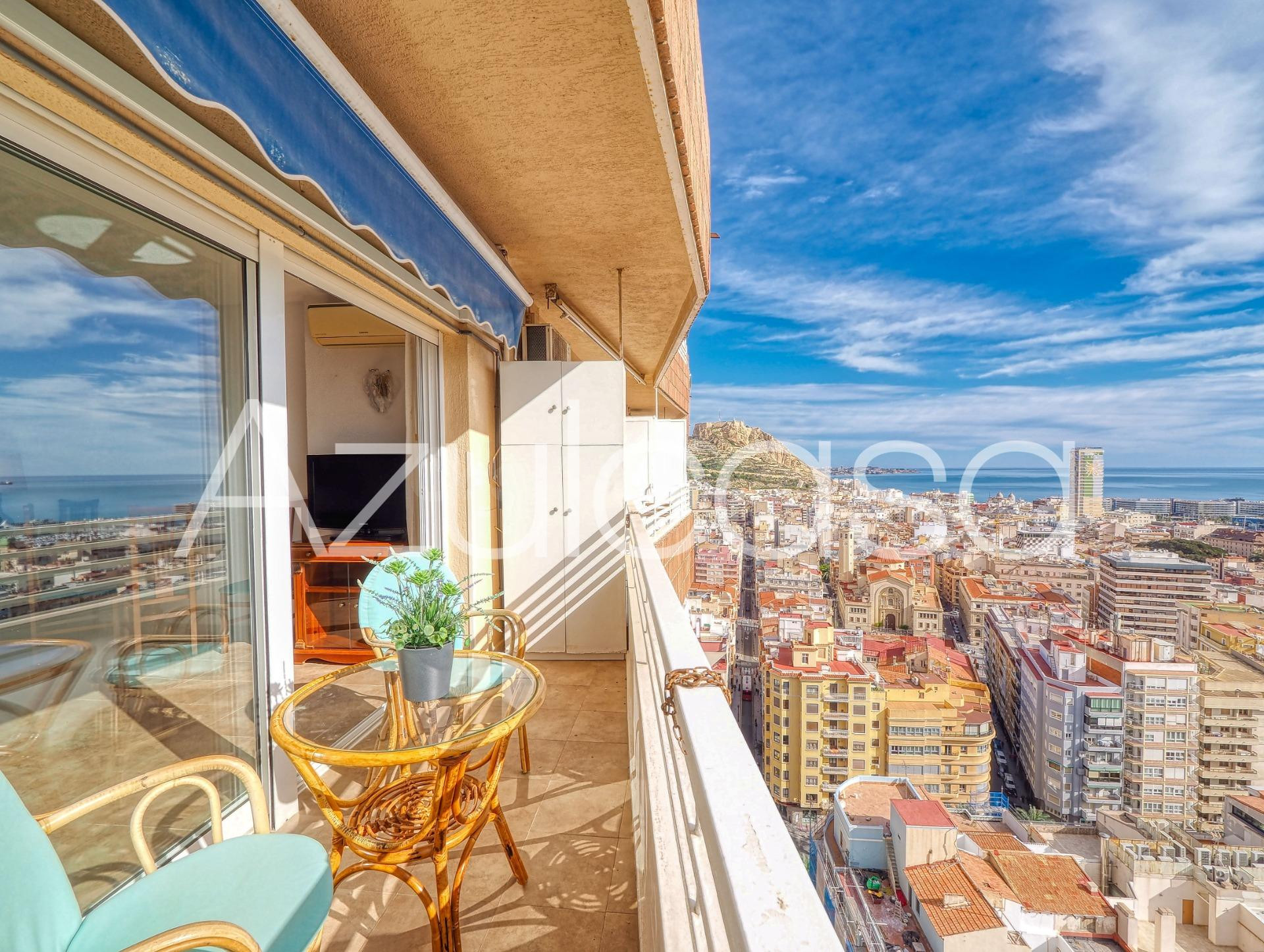 Exclusivo estudio en venta con terraza con vistas despejadas al mar y al Castillo Santa Bárbara