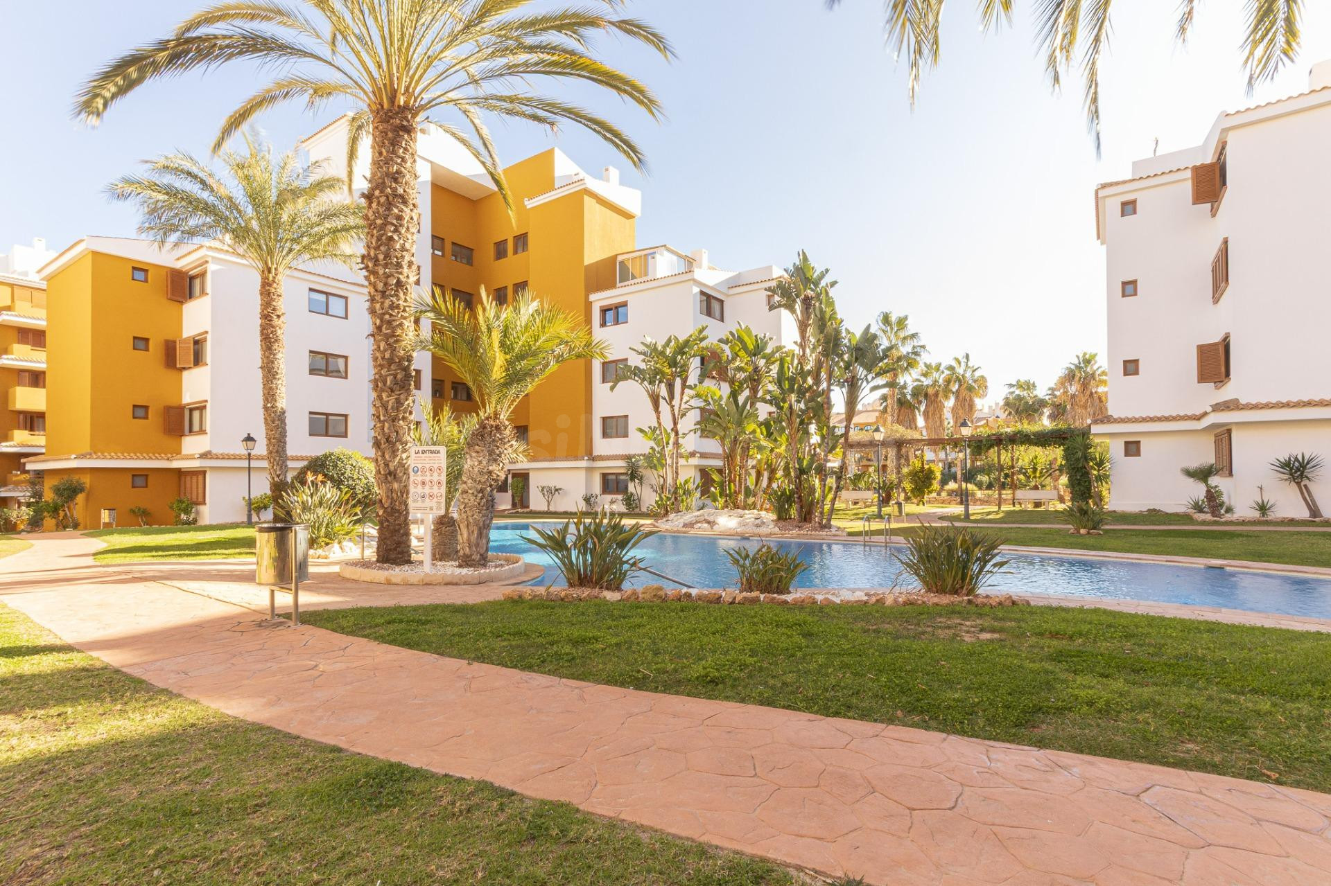 APARTAMENTO DE 2 DORMITORIOS Y 2 BAÑOS EN PUNTA PRIMA (ORIHUELA COSTA)