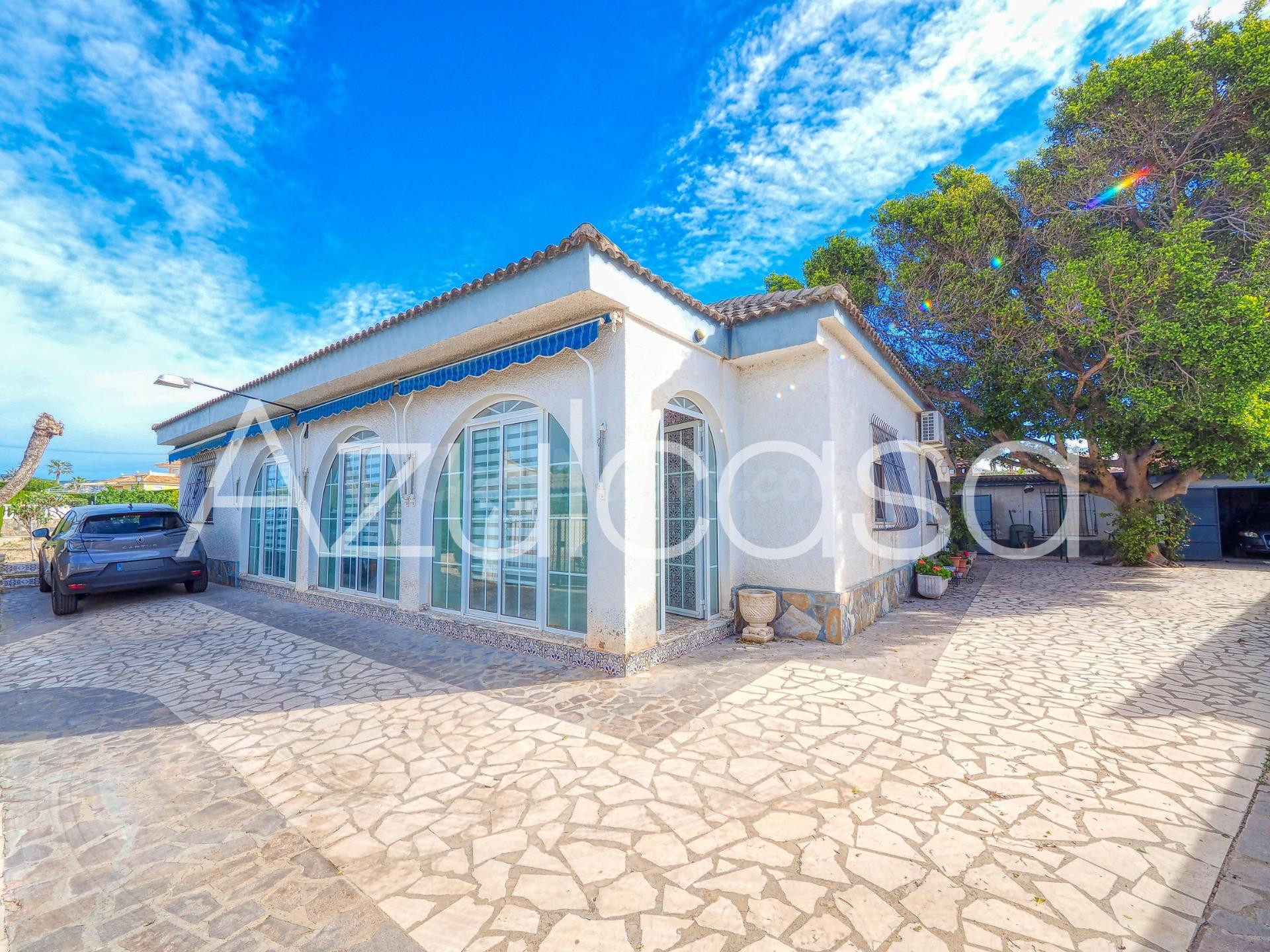 Estupendo Chalet en suelo urbano en venta de 4 dormitorios y 2 baños en Busot