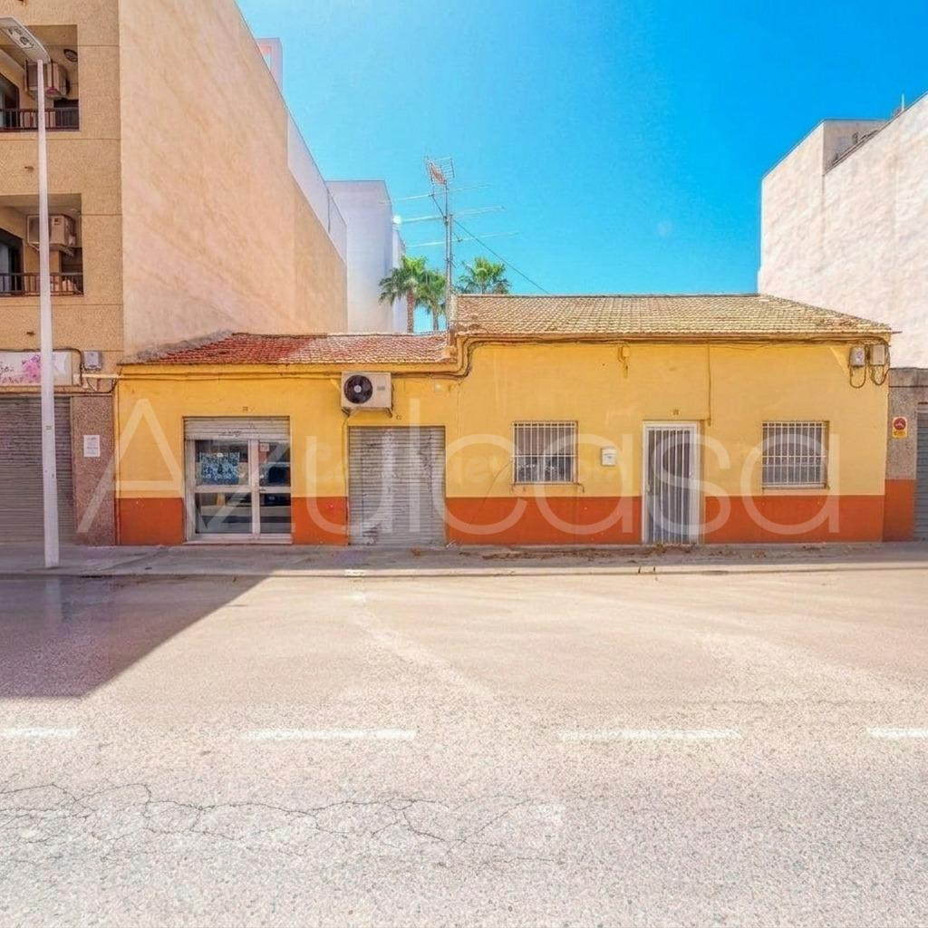 Estupenda casa en planta baja en venta de 4 dormitorios y 2 baños con 2 patios exteriores