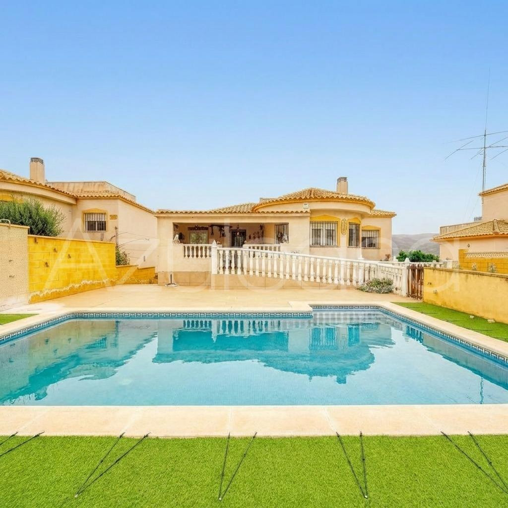 Estupendo Chalet en venta de 3 dormitorios, 2 baños y parcela de 500m2 en Castalla