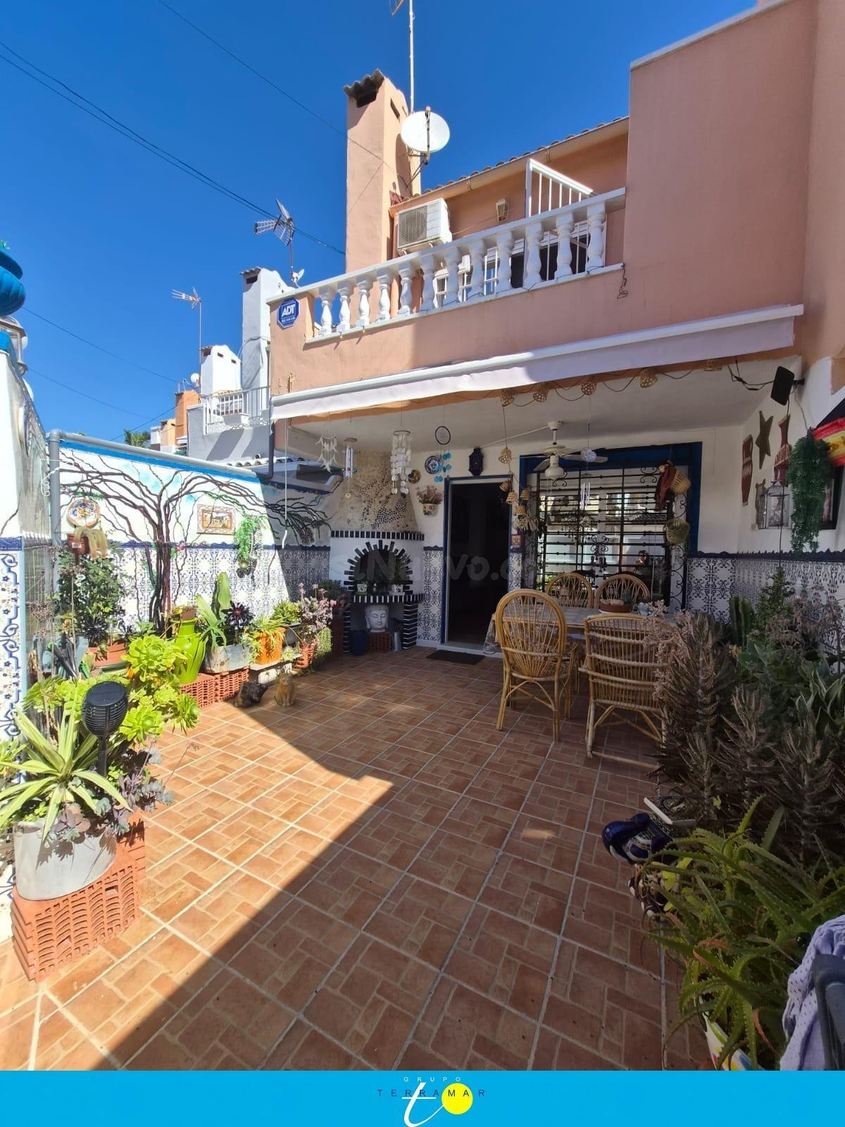 FANTASTICO ADOSADO CON SOLARIUM Y TERRAZA PRIVADOS, MUY SOLEADO
