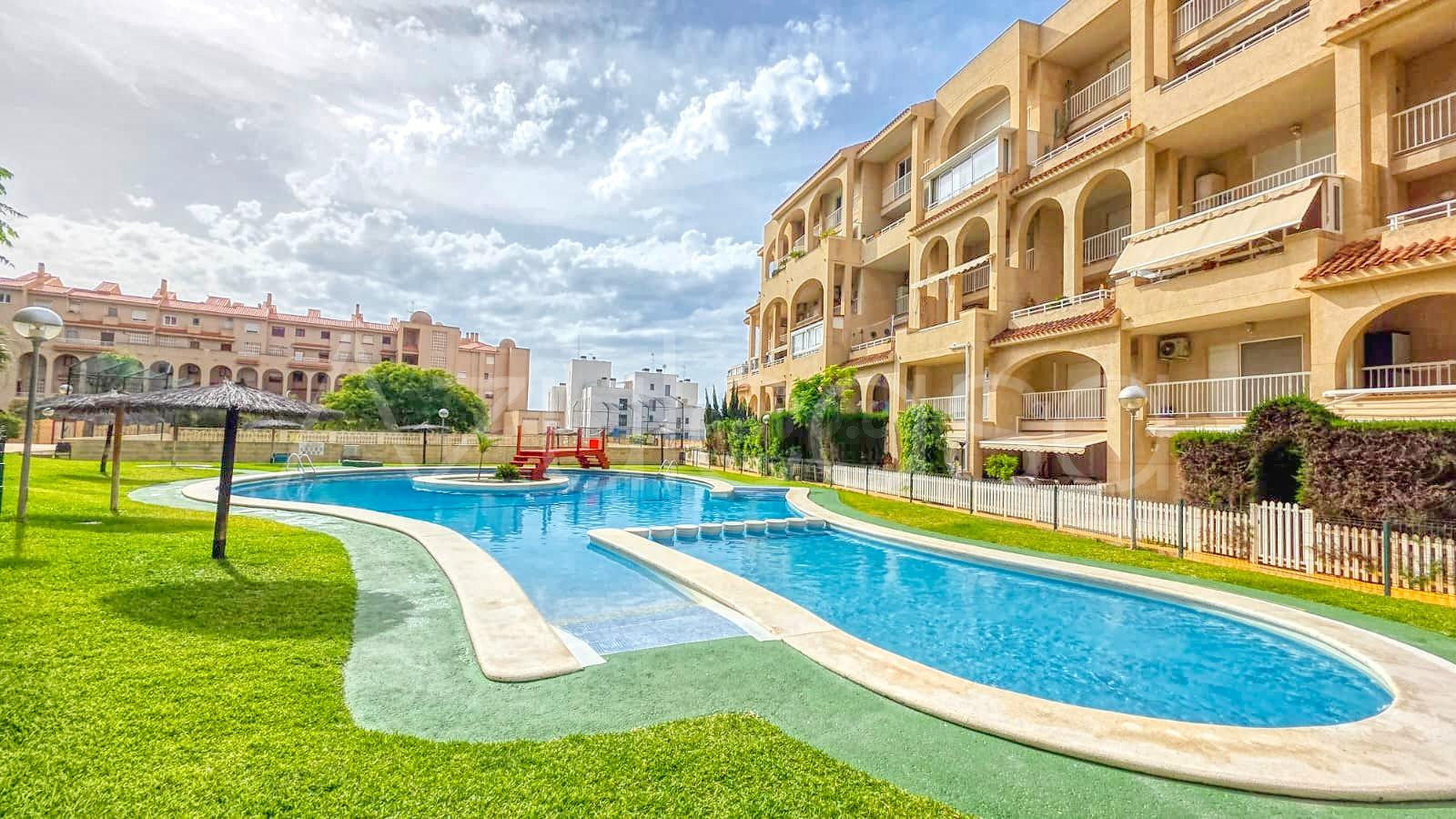 Piso Dúplex en venta de 3 dormitorios y 3 baños con garaje y trastero en 2ª Línea de Playa Muchavista