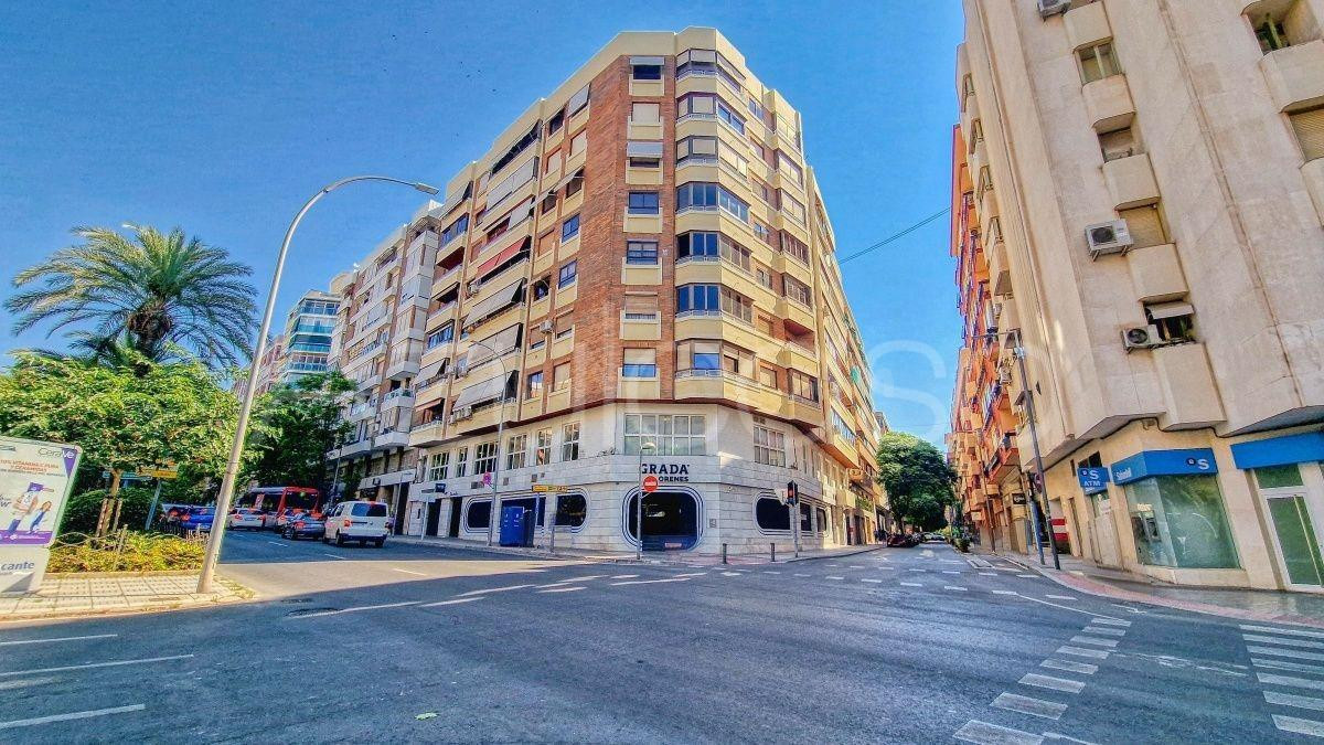 Estupendo piso en venta de 4 dormitorios y 2 baños con plaza de garaje incluida en el Centro de Alicante
