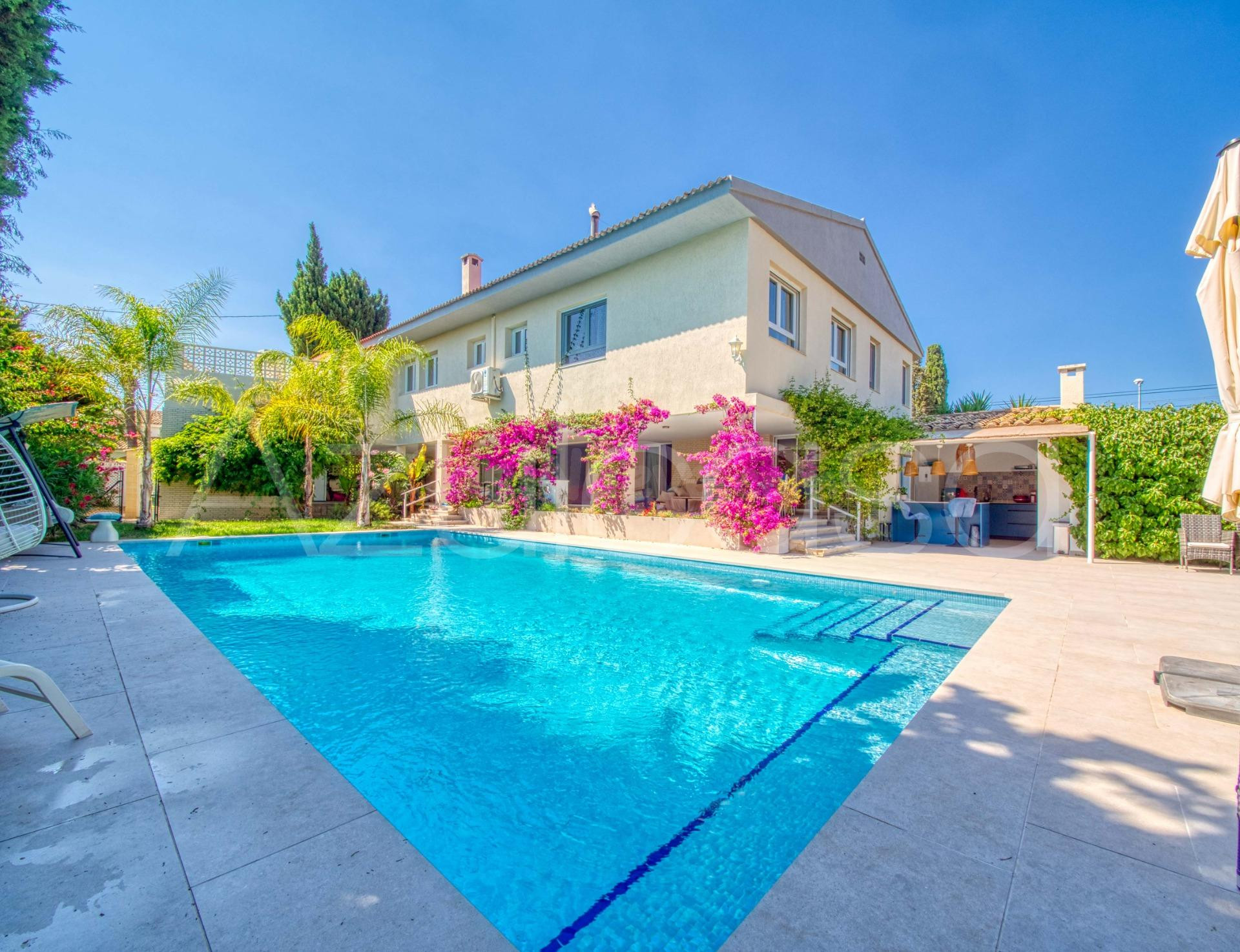 Magnífica Villa en venta de 7 dormitorios y 5 baños con parcela de 1530m2 en La Font, San Juan de Alicante