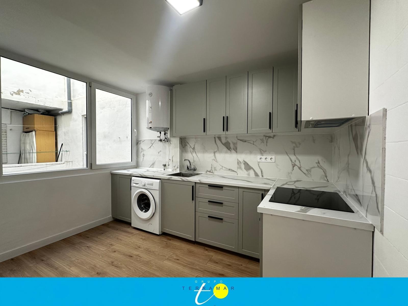 FANTASTICO APARTAMENTO TOTALMENTE REFORMADO, MUY COQUETO Y A TAN SOLO 100 METROS DE LA PLAYA