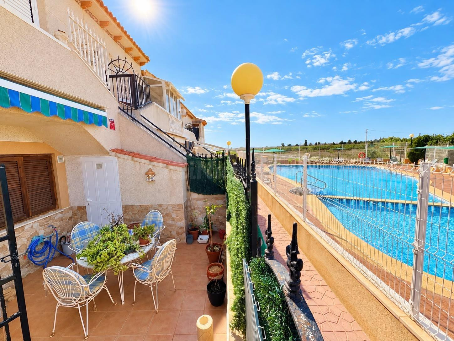 Vivienda en planta baja con dos terrazas frente a la piscina en El Moncayo – Guardamar del Segura