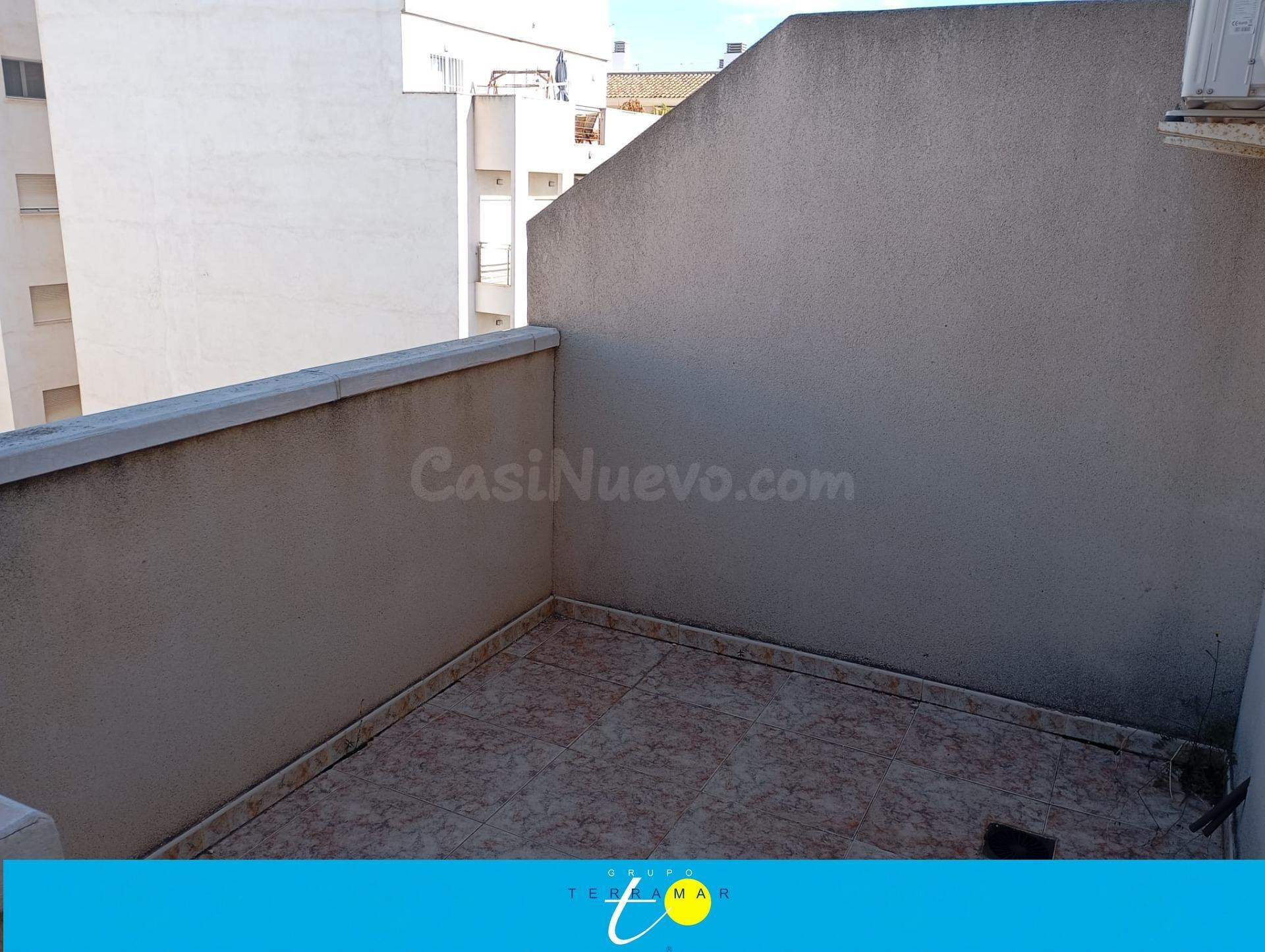 MAGNIFICO ATICO, RODEADO DE TODOS LOS SERVICIOS Y A UNOS PASOS DE LA PLAYA Y DEL CENTRO URBANO