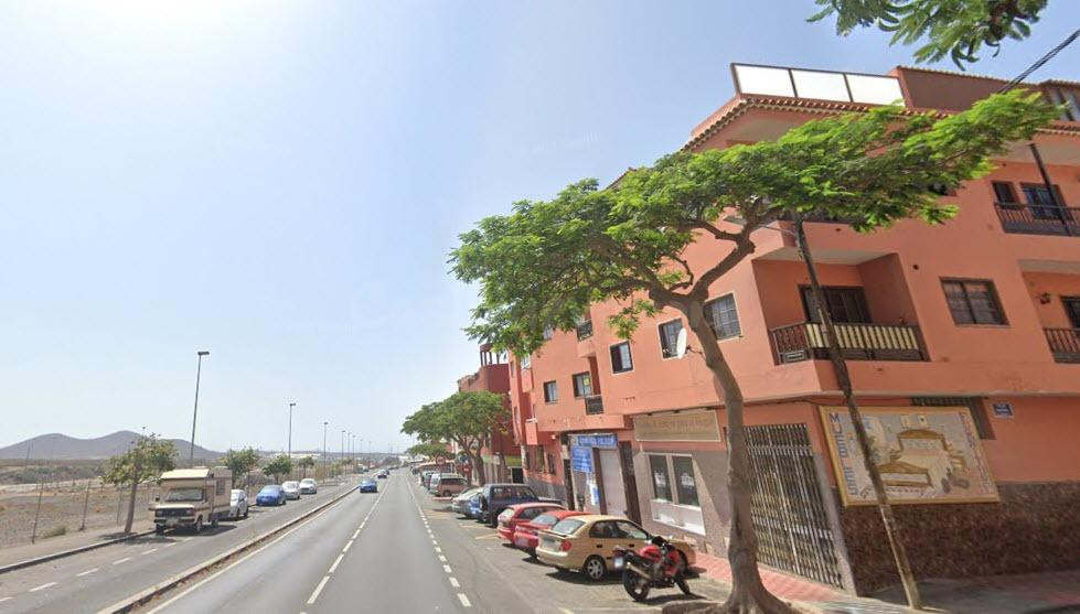 Guarchacho. Piso 3 habitaciones con amplio balcon y patio interior.